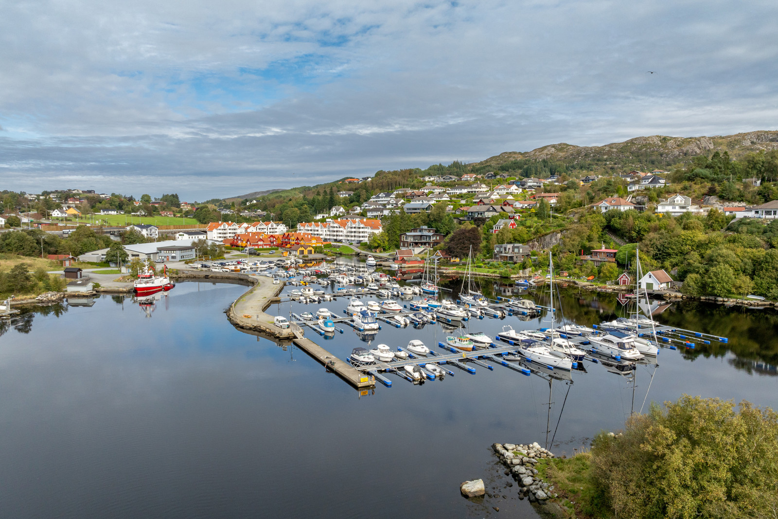 Liker du båtliv, og har behov for båtplass? Førrefjorden brygge er like i nærheten!