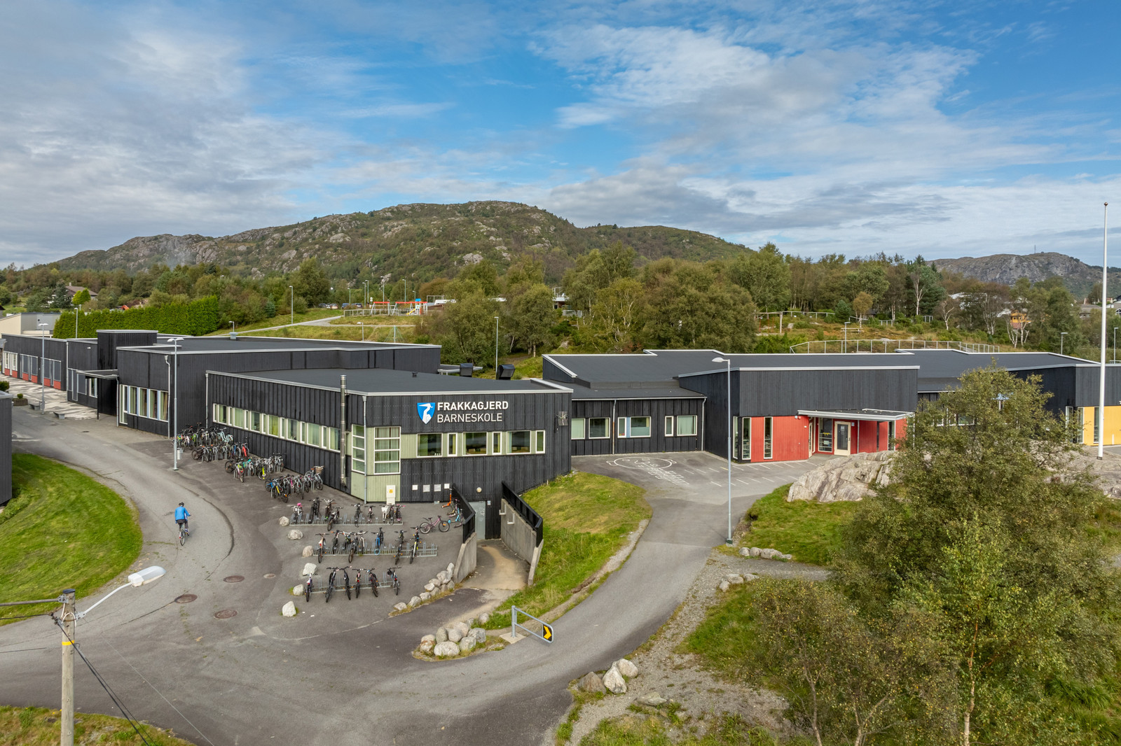 Frakkagjerd Barneskole ligger ca 5 minutters gange fra feltet!