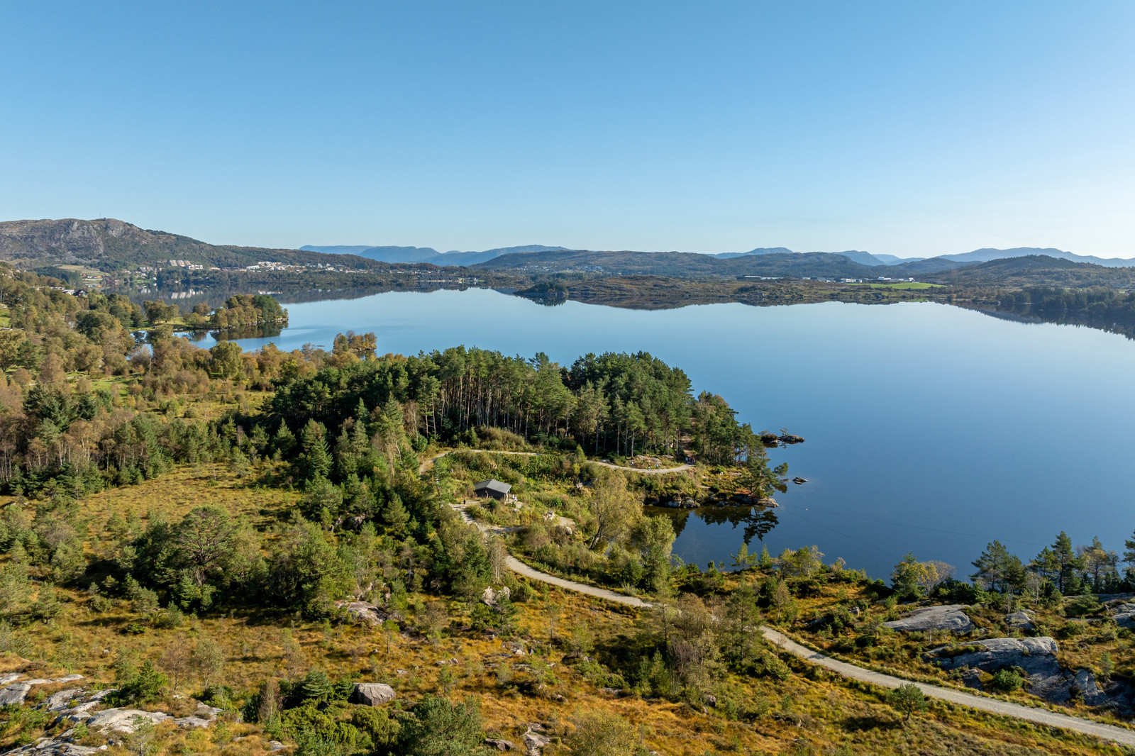 Flotte turområder rett utenfor inngangsdøren! Andersenhytta er en populær rasteplass på veien, men tilrettelagt badeplass ved Aksdalvannet!