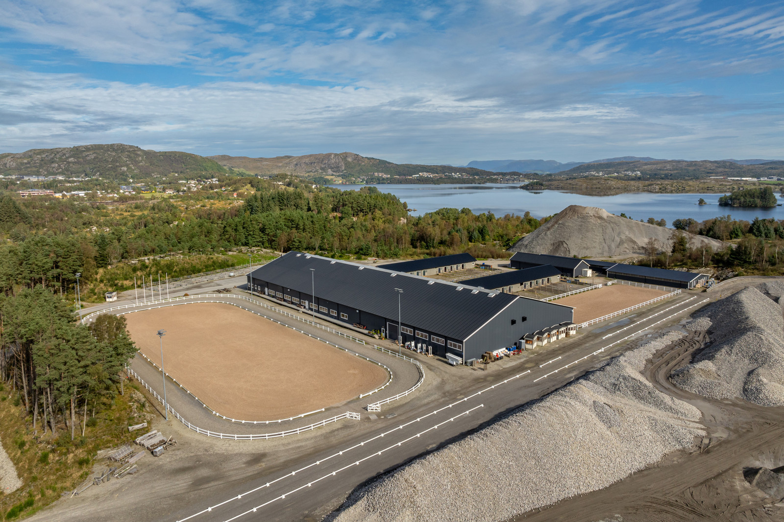 Det utrolig flotte hestesport anlegget til Haugaland Hestesportsenter ligger kun noen hundre meter fra Skeiseidtunet!