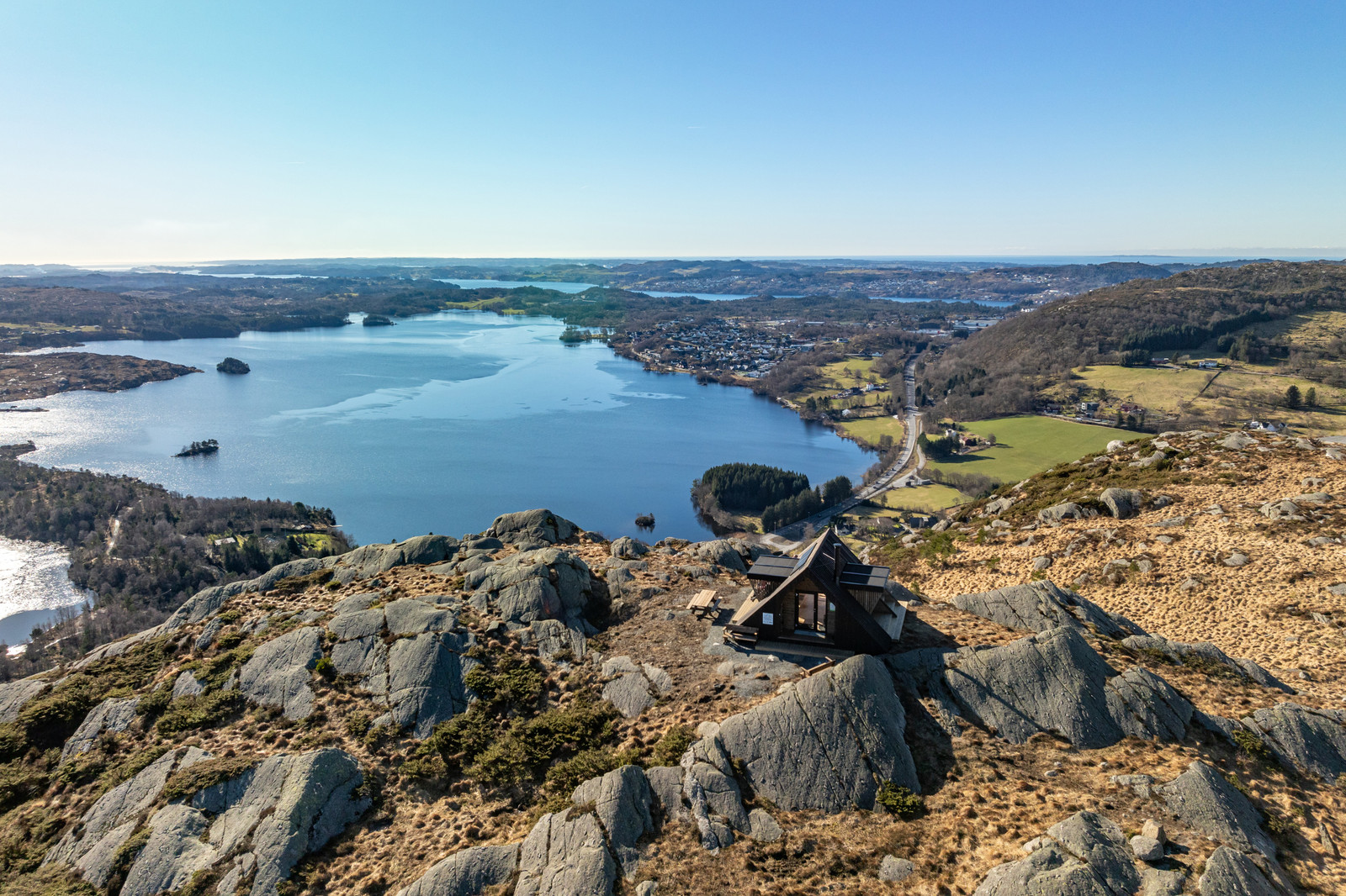 Bilder tatt fra Alvanuten i Aksdal. Kortreist topptur med nyere dagturhytte!