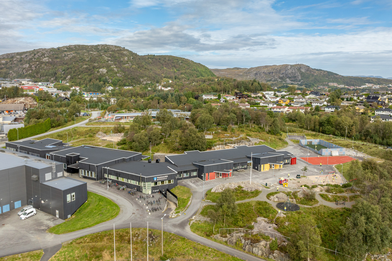 Frakkagjerd Barneskole ligger ca 5 minutters gange fra feltet!