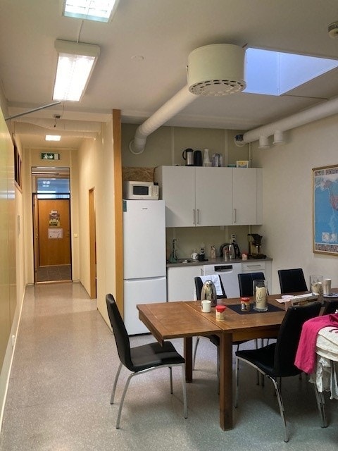 Kjøkkeninnredning / Spiserom - el. heis takvindu, personal garderobe med toalett og dusj Galleribilde