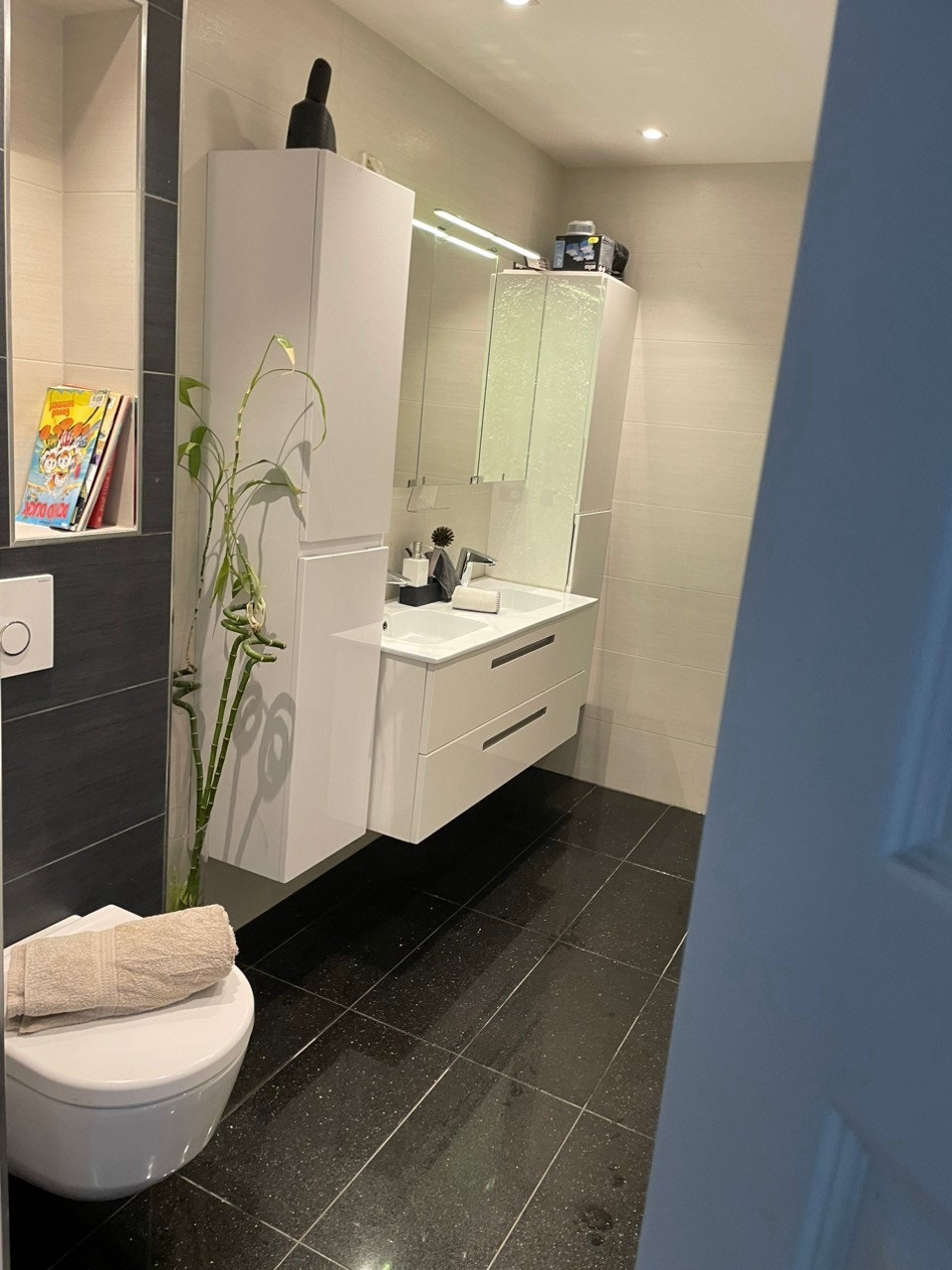 Stor bad nede med boble bad og åpen dusj cabinet. Galleribilde