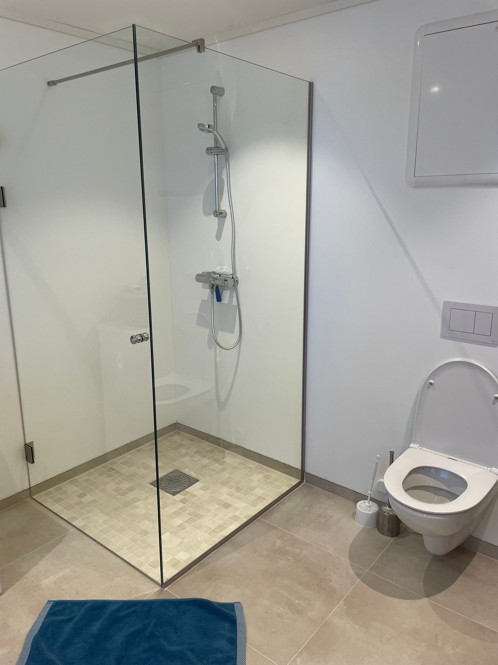 Stort bad med romslig dusj på 1x1 meter Galleribilde