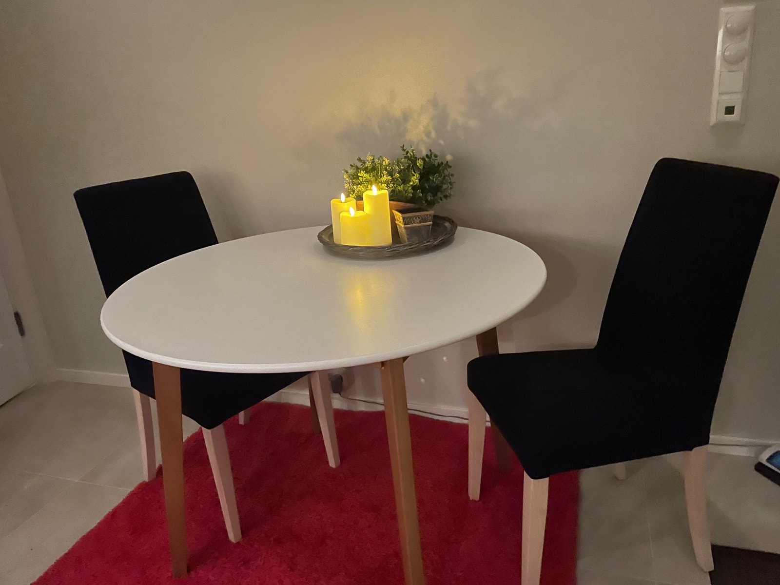 Trivelig kjøkken med spisebord Galleribilde