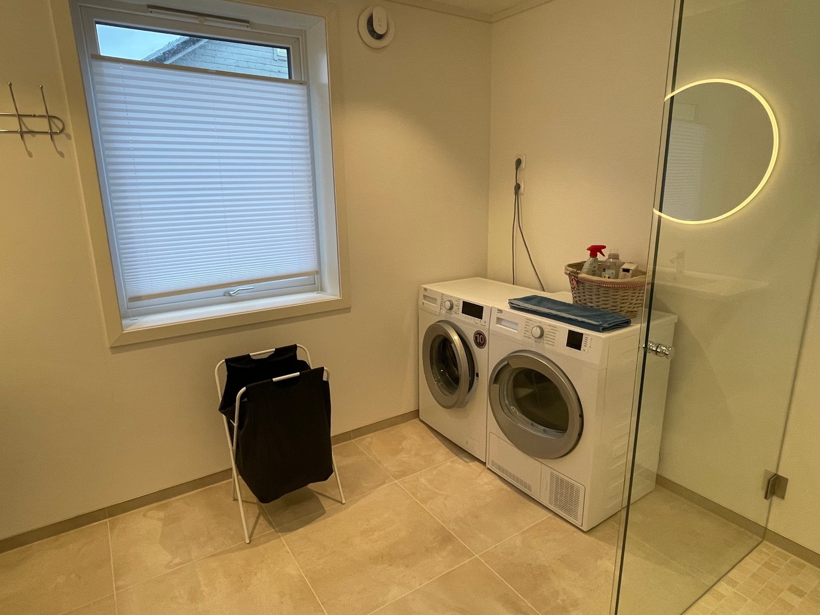 Vaskemaskin og tørketrommel på badet Galleribilde