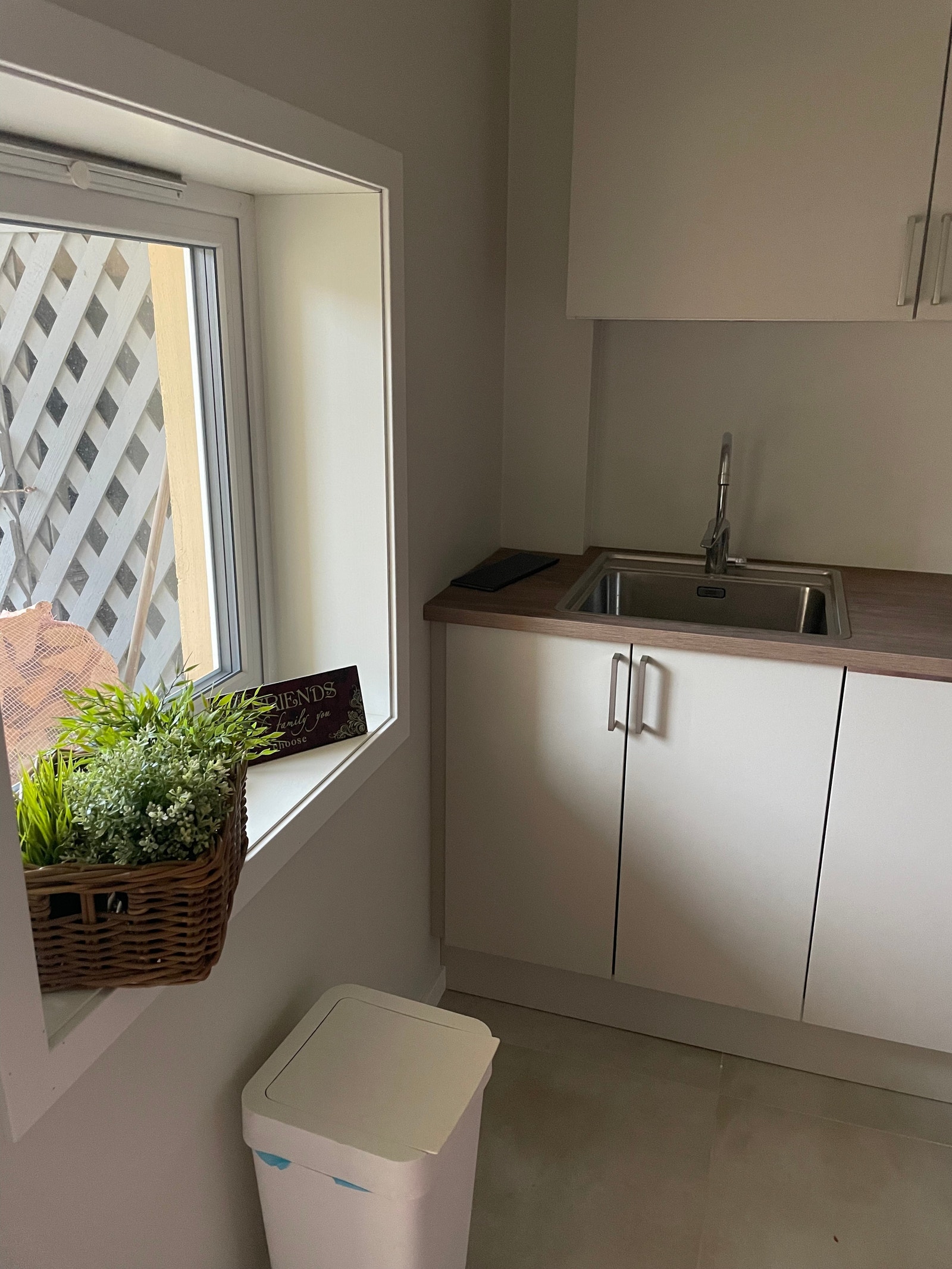 Koselig, moderne kjøkken med alt som trengs av hvitevarer og utstyr for et trivelig opphold. Galleribilde