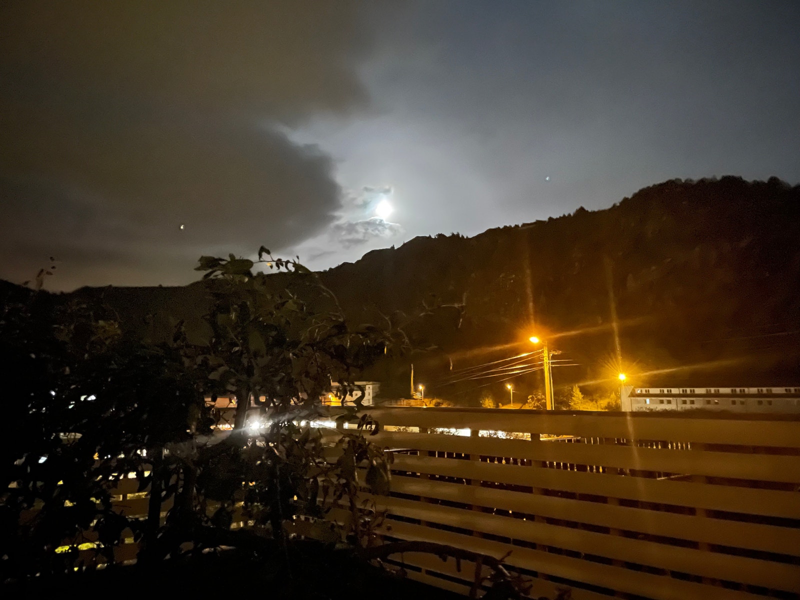 Kveldsutsikt mot tverrfjellet og lysløypa på toppen Galleribilde