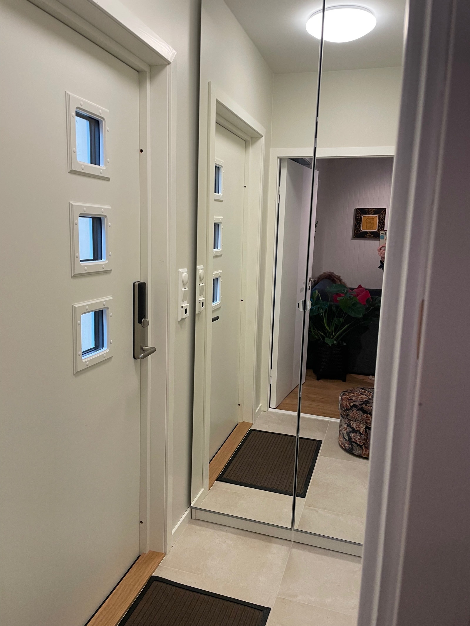 Hovedinngang fra gate med gulvvarme og garderobeskap med speil Galleribilde