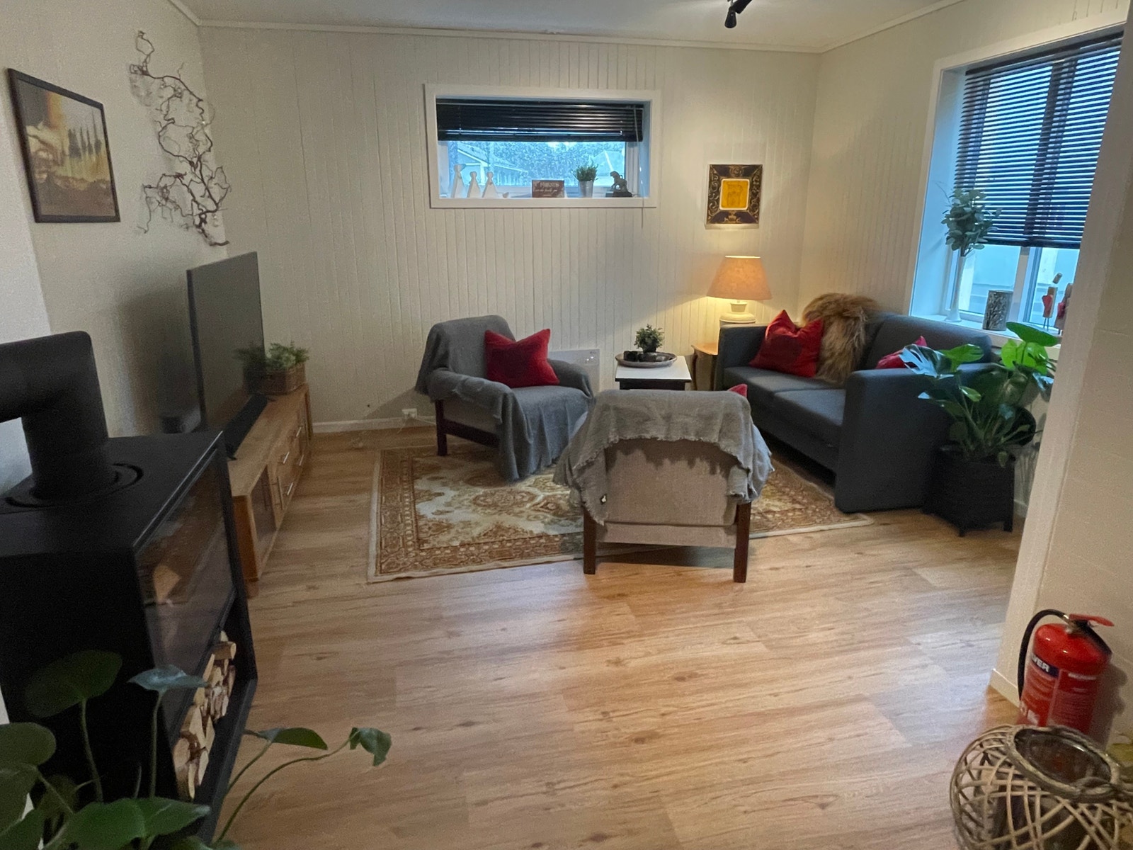 Stue med sovesofa, 2 lenestoler og peisovn Galleribilde