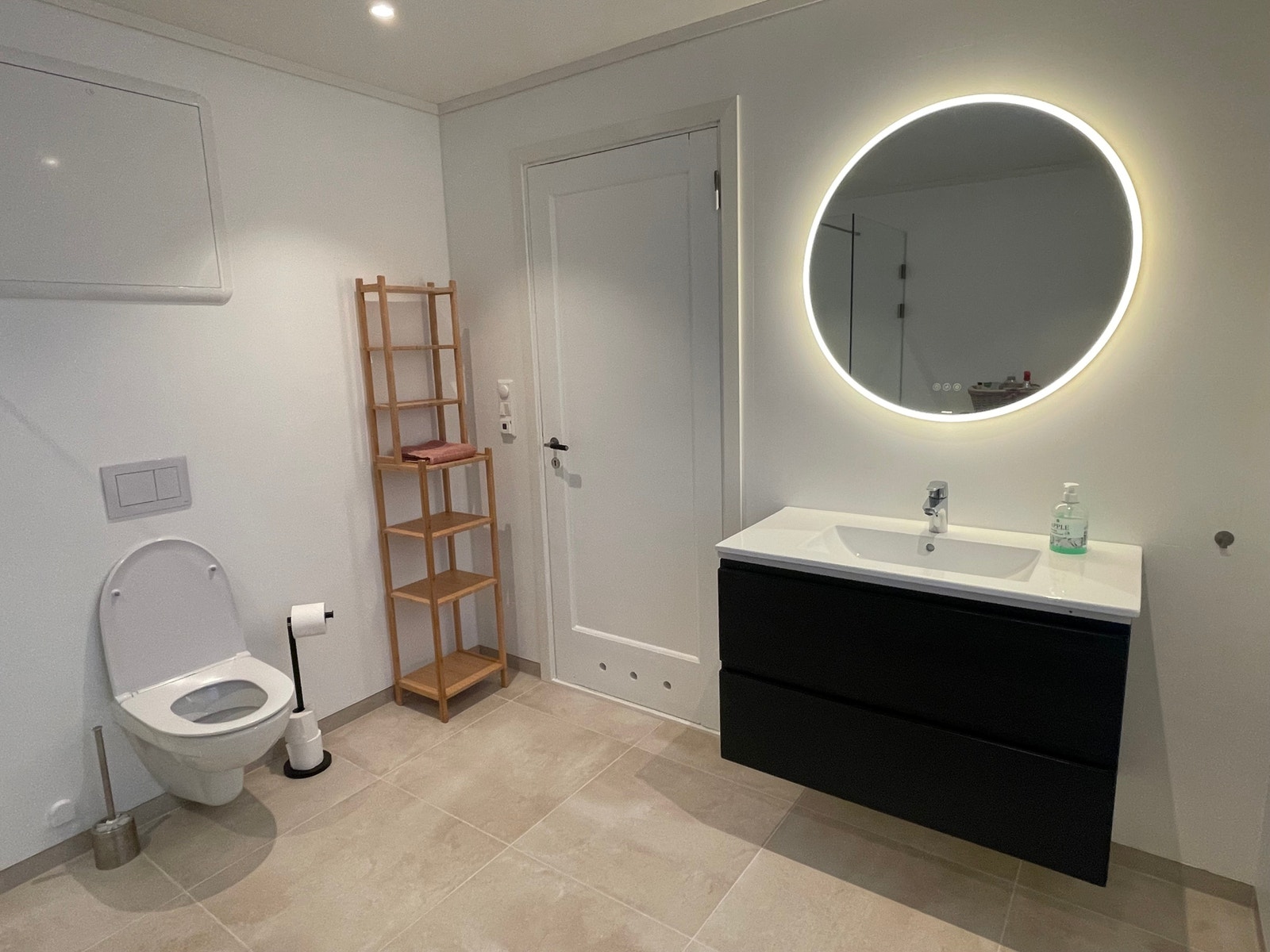 Lyst og trivelig bad med moderne innredning og vegghengt do Galleribilde