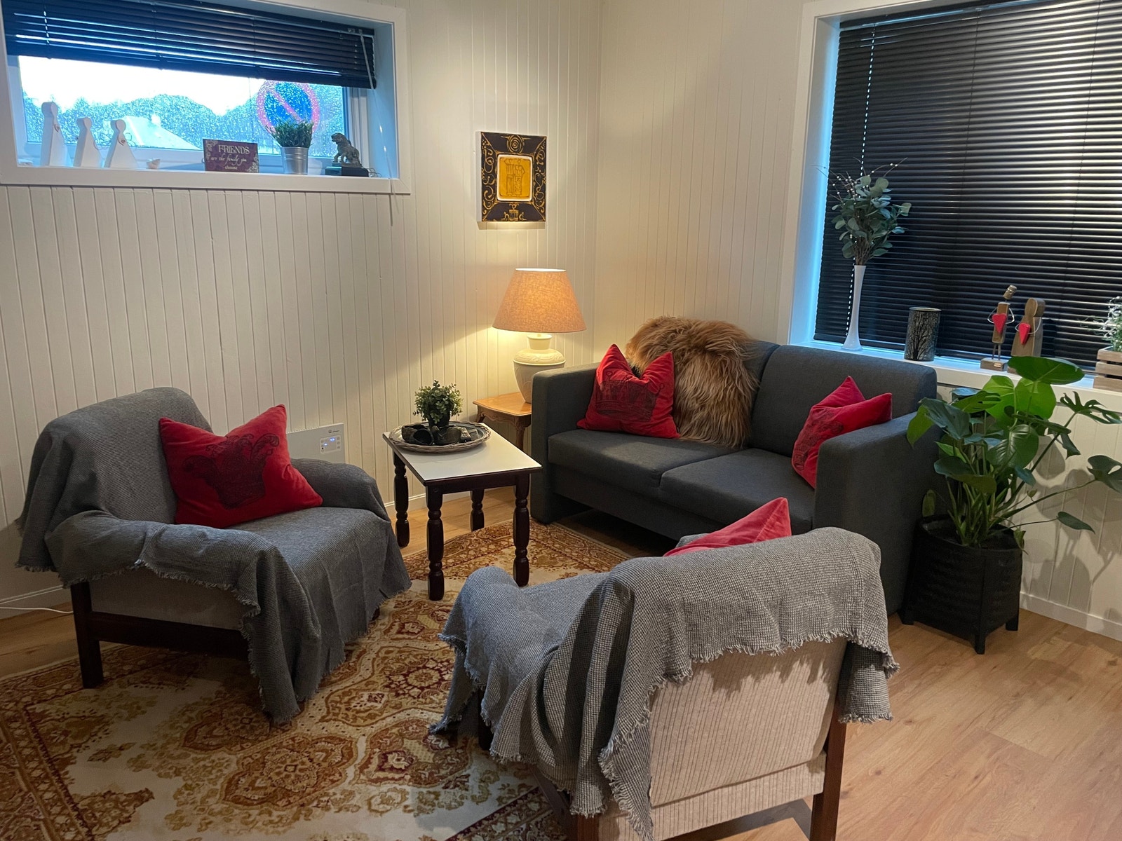 Stue med sovesofa og 2 lenestoler Galleribilde