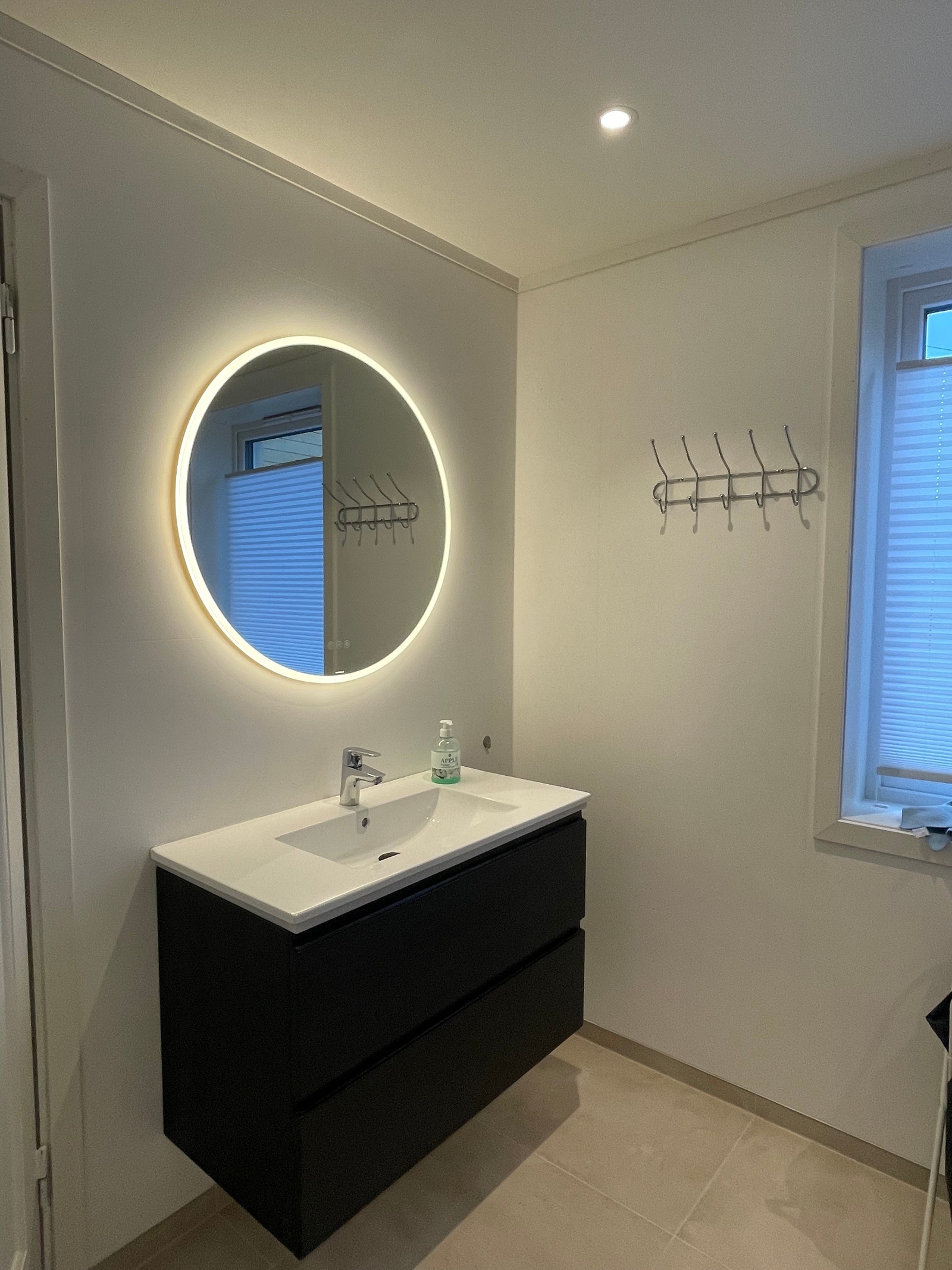 Lyst og trivelig bad med moderne innredning og vegghengt do Galleribilde