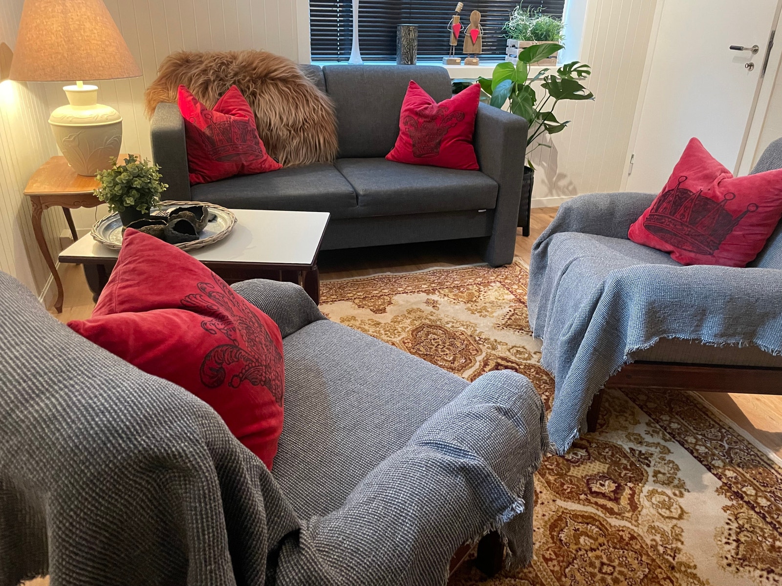 Stue med sovesofa, 2 lenestoler og peisovn Galleribilde