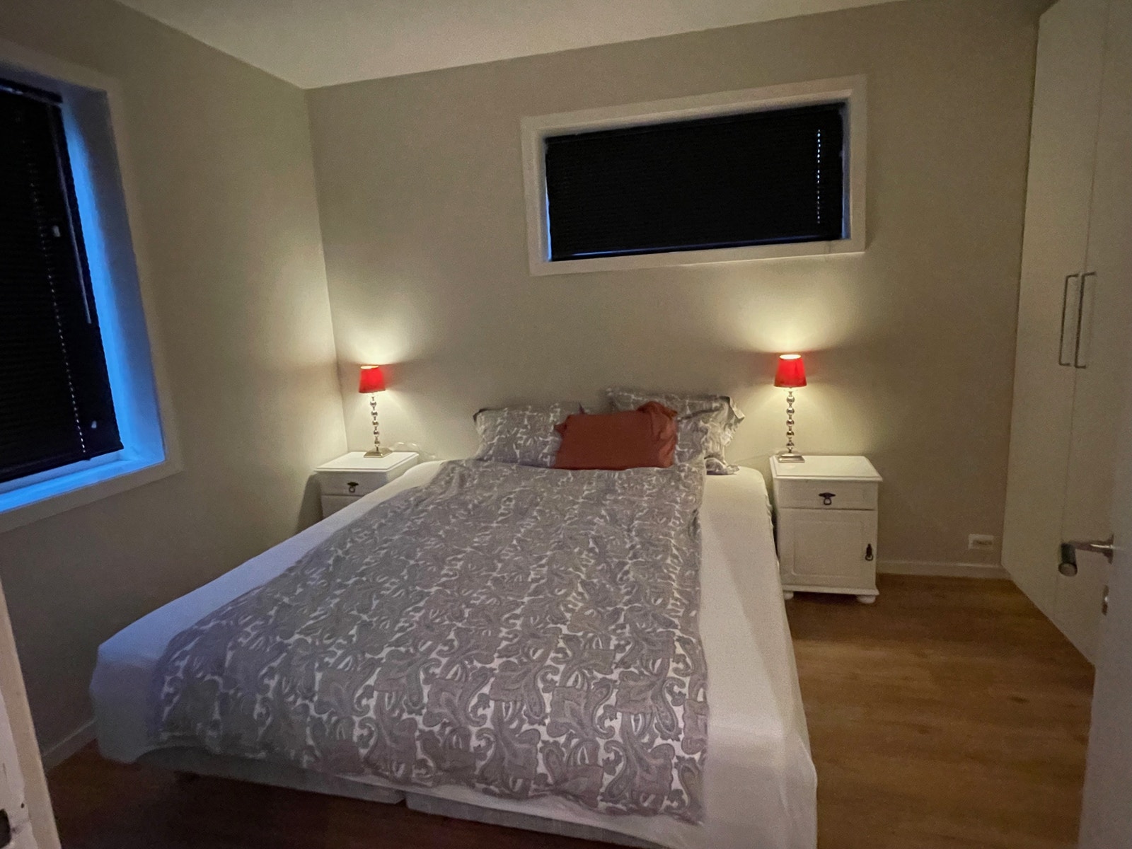 Koselig og stort soverom mellom stue og bad Galleribilde