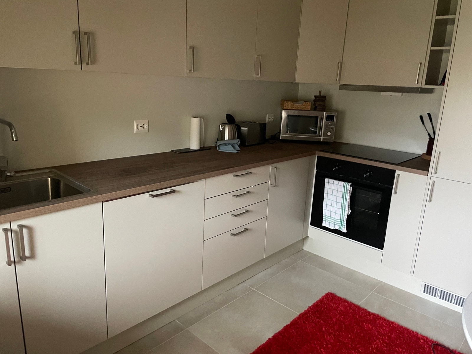 Koselig, moderne kjøkken med alt som trengs av hvitevarer og utstyr for et trivelig opphold. Galleribilde