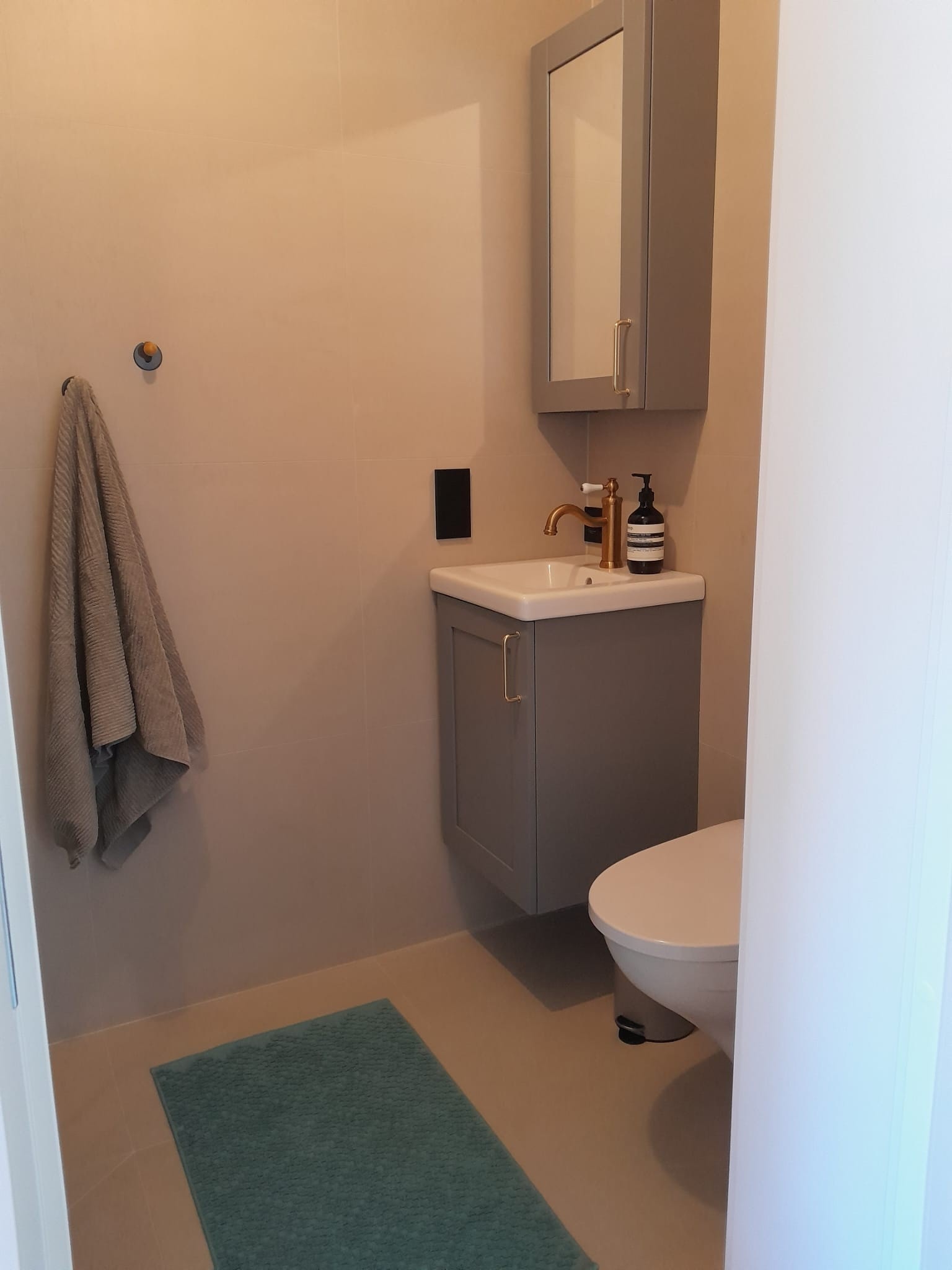 Badet er flislagt, lyst og innbydende Galleribilde