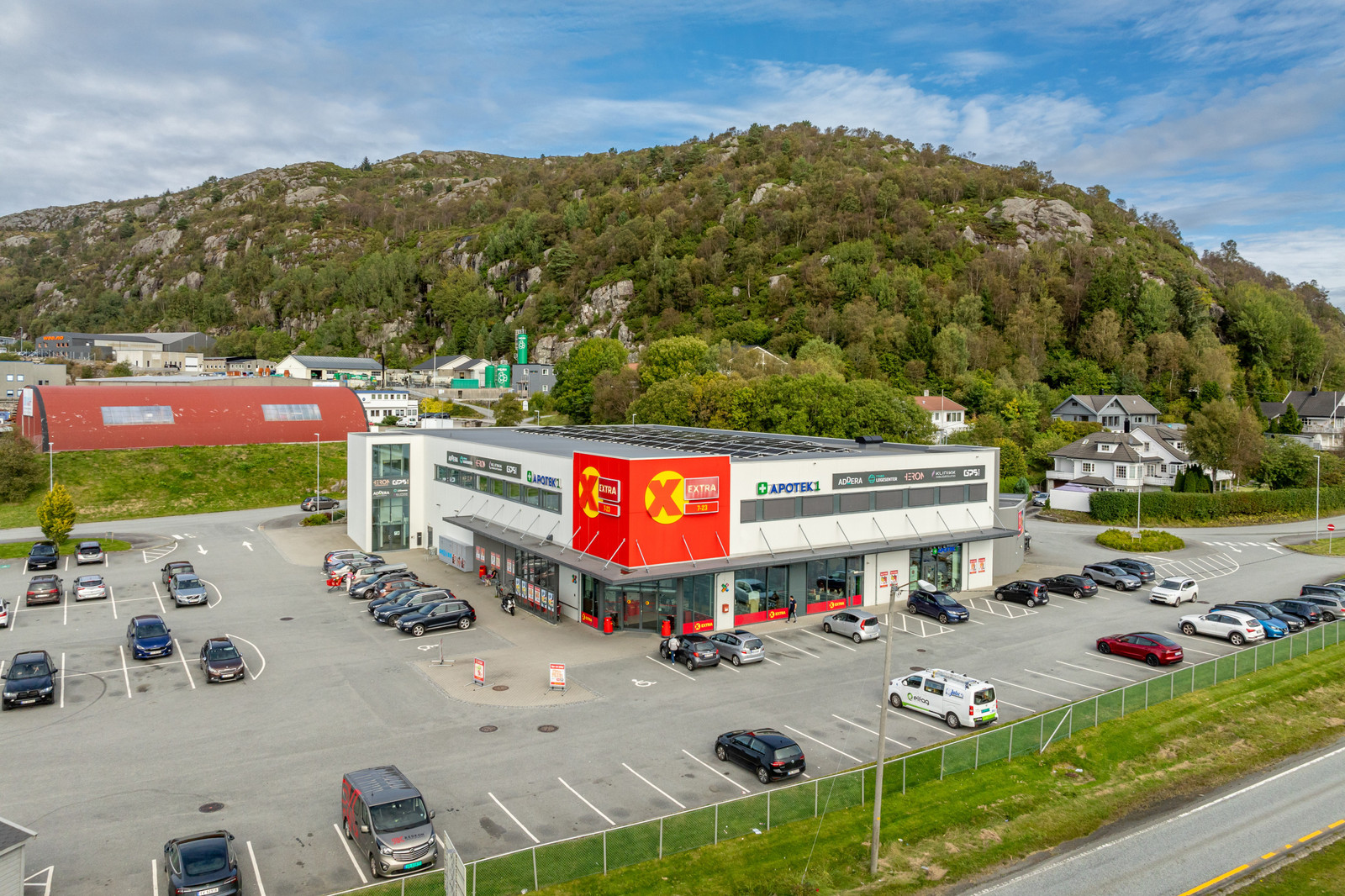 Coop Extra på Frakkagjerd. Her er også Heron Treningssenter, lege og apotek