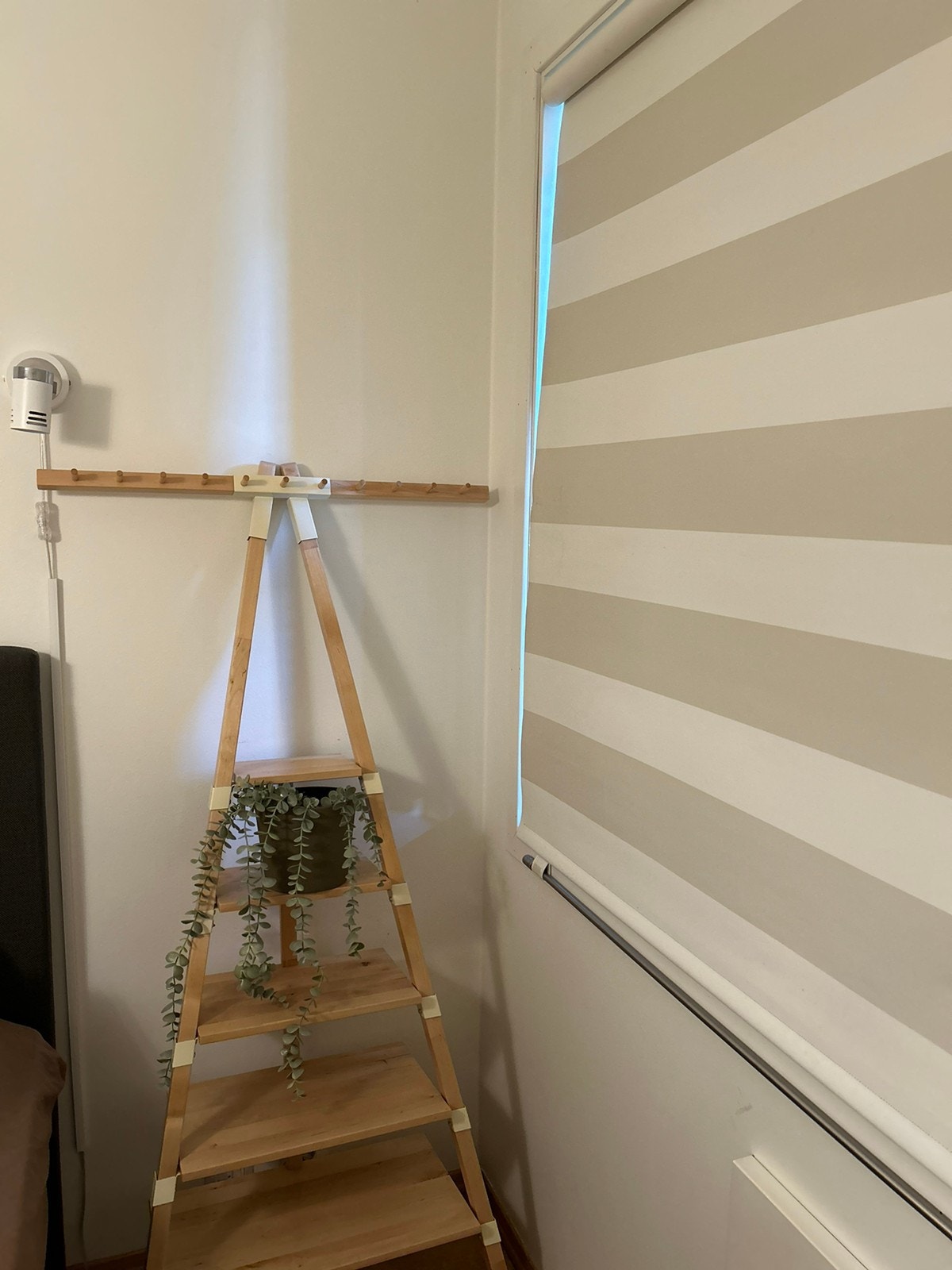 Nattbord - blende gardiner nede Galleribilde