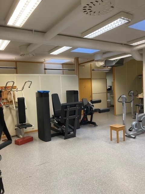 Gymsal 2 av 3 bilder (med el. heis på takvindu) Kan ombygges til flere kontor eller til annet behov.. Galleribilde