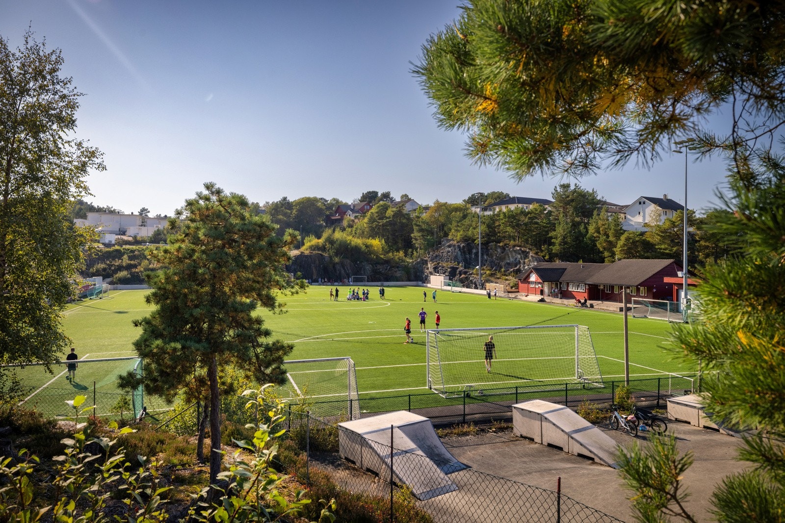 Halhjem kunstgressbane i kort avstand til boligene. Galleribilde