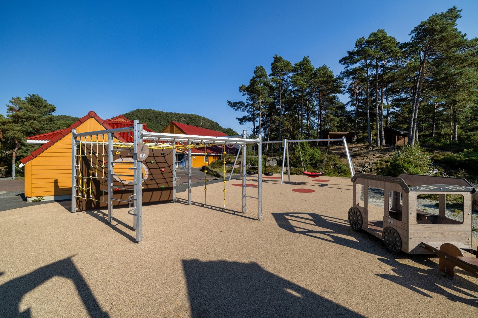 Kort vei til Halhjem barneskule som ligger helt sør i Bjørnafjorden kommune. Galleribilde