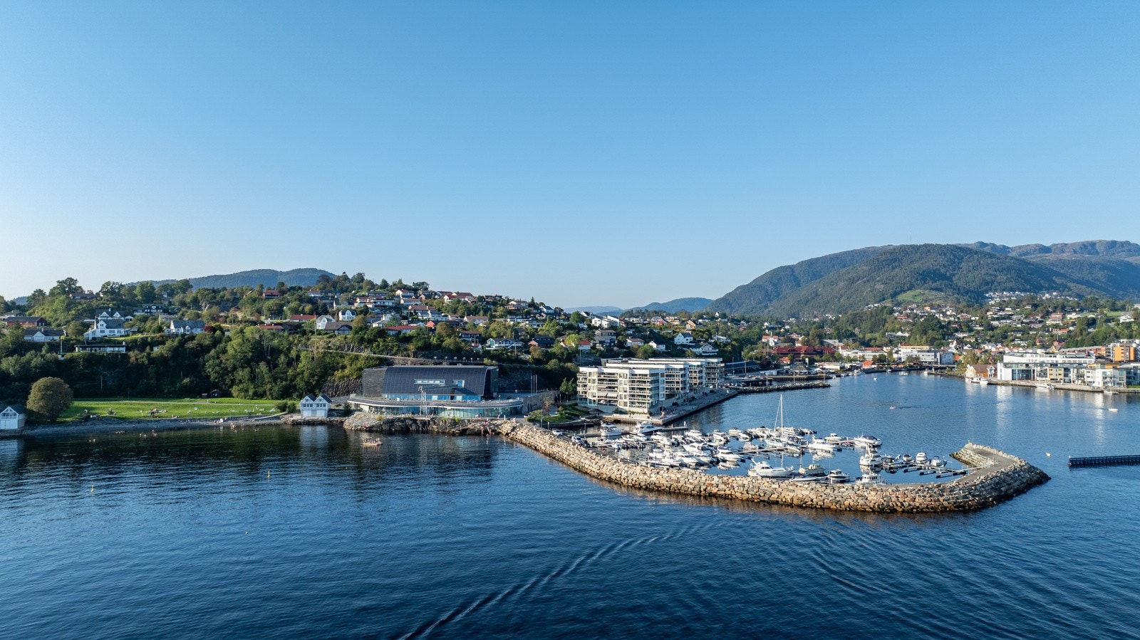 Kort kjøretur fra Bjørnatoppen til blant annet Oseana, Mobergsvikjo badestrand samt Os sentrum Galleribilde