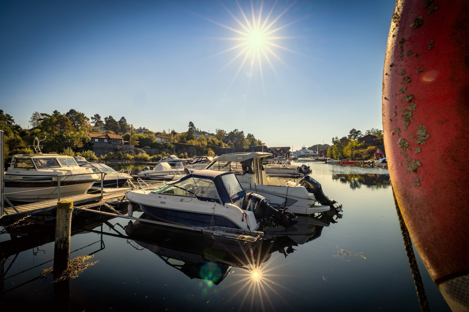 Naustvågen båthavn i nærområdet. Galleribilde