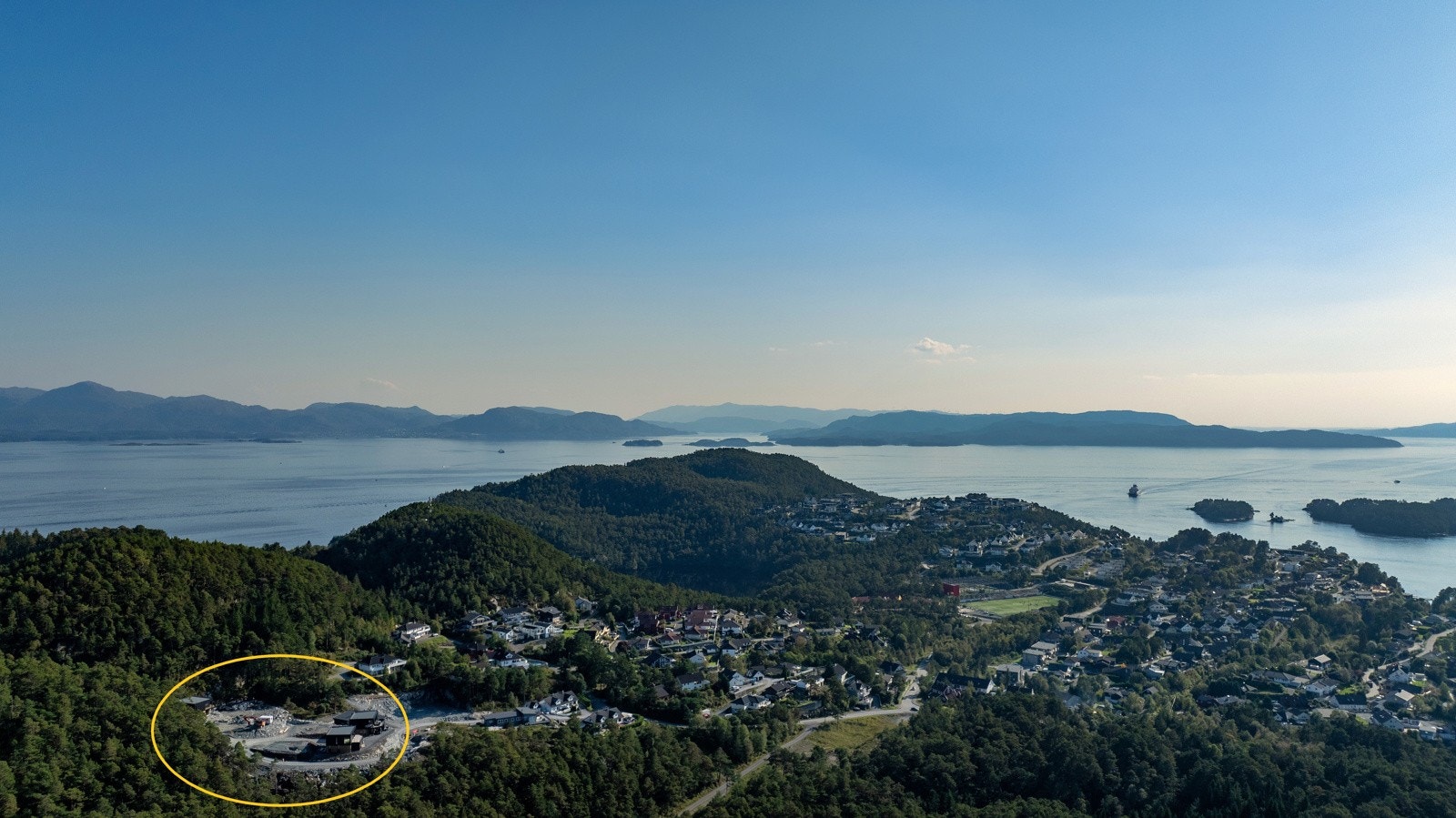 Den gule ringen markerer beliggenheten til prosjektet. Fra eiendommen er det en kort kjøretur til Os sentrum med alle sine butikker, service, kultur og serveringstilbud. Galleribilde