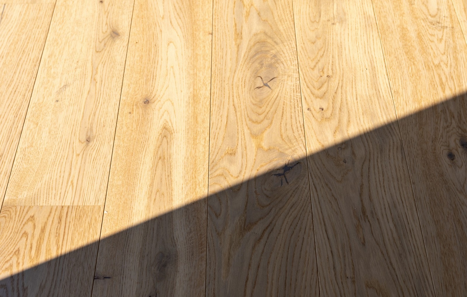 I alle tørre rom leveres flott 1-stavs eikeparkett natursortering, valgfritt i matt lakket eller hvitpigmentert utførelse. Galleribilde