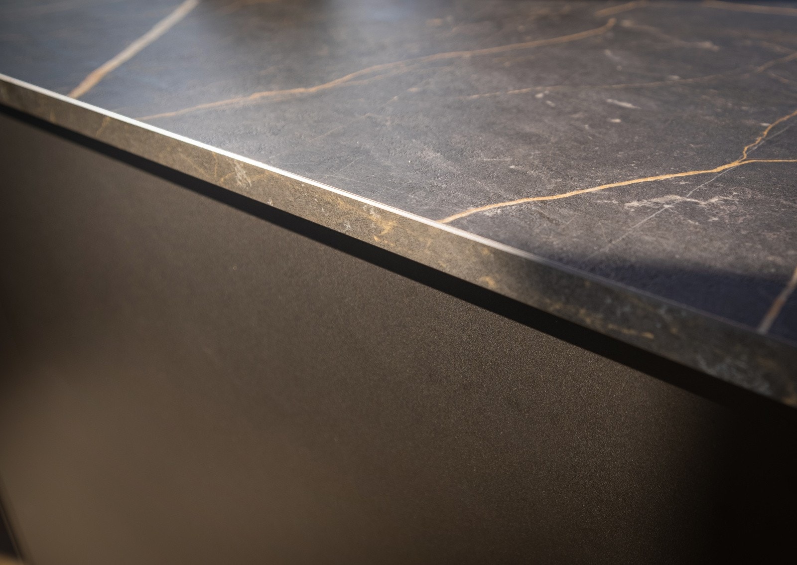 Kjøkken er fra kvalitetsleverandøren Kvik. Standard kjøkken har Beige fronter og laminert benkeplate. Det leveres hvitevarer fra Zanussi. Mulighet til å oppgradere til Siemens/Bosch. Galleribilde