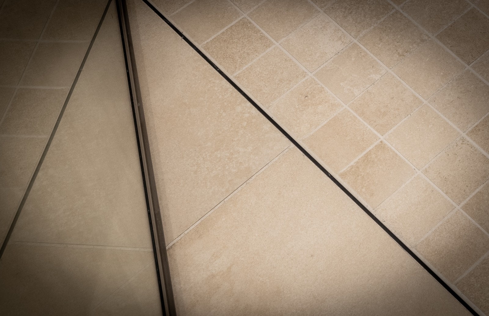 Bad leveres med fliser på vegg og gulv. Gulvflis 30x30cm og 10x10cm gulvflis i dusjsone Galleribilde