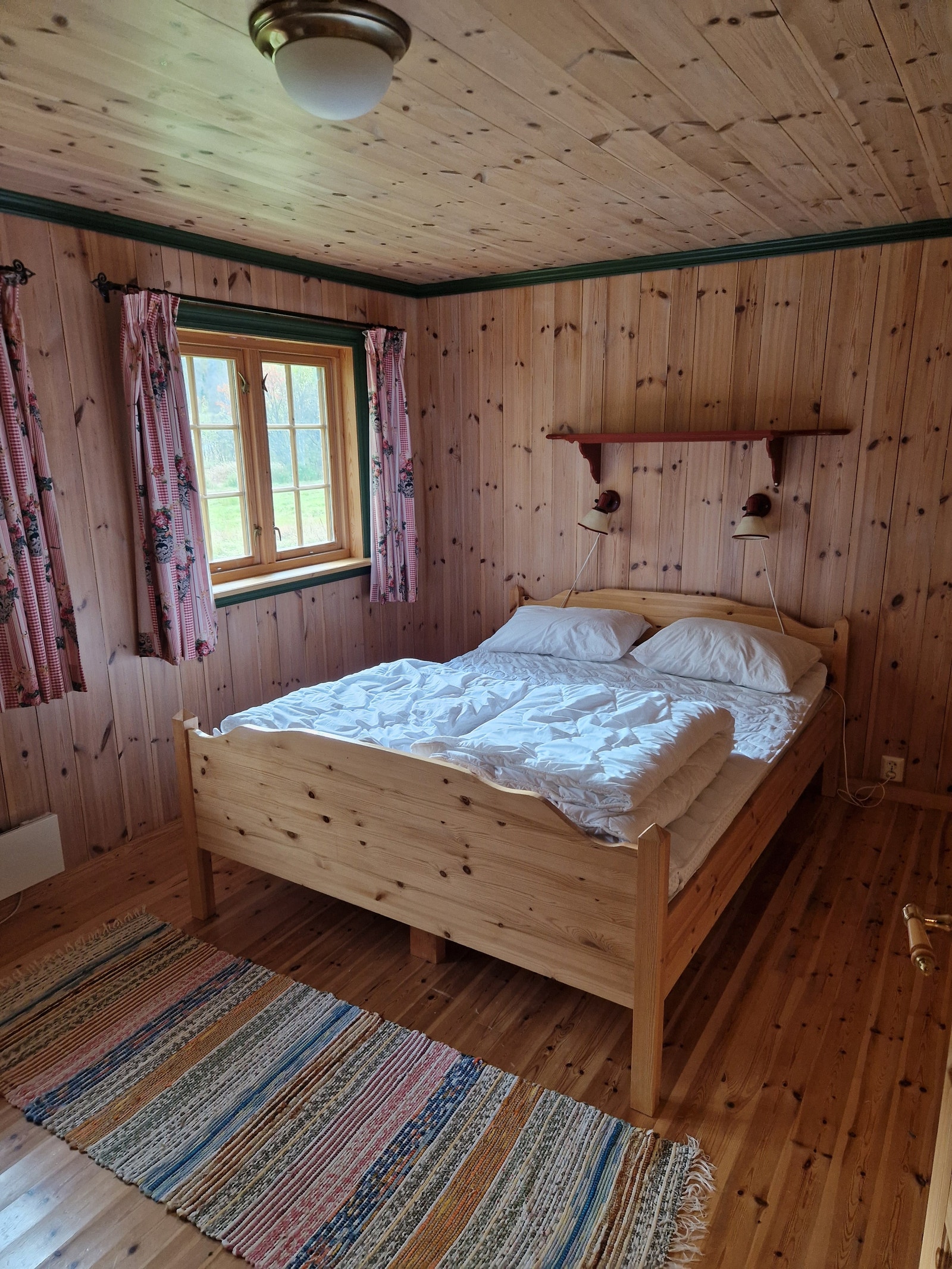 Soverom med dobbeltseng Galleribilde