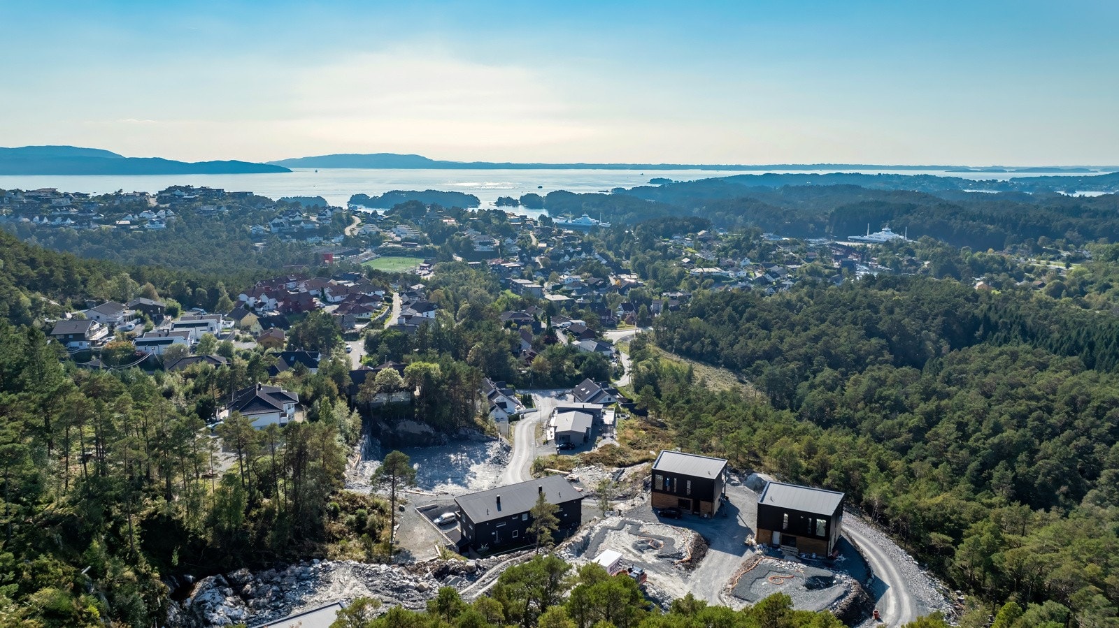 Det er kun noen minutters kjøretur til Halhjem fergekai, ca. 17-18 minutter til Laguneparken og ca. 25 minutters kjøretur inn til Bergen sentrum. (Avstandene er stipulert) Galleribilde