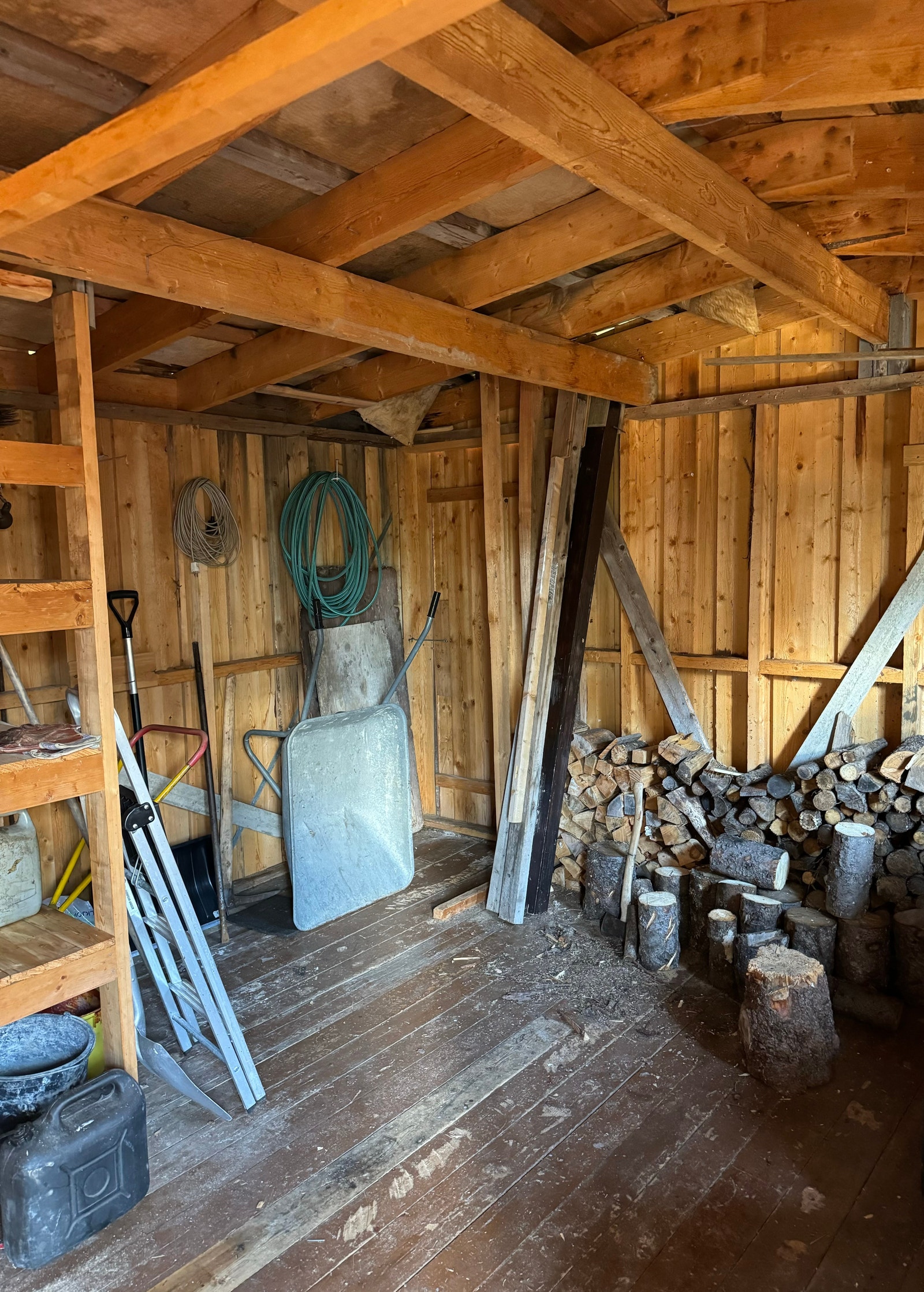 God plass til oppbevaring. Ski, leker , sykler , ved, utemøbler, verktøy eller hva behovet måtte være. Galleribilde