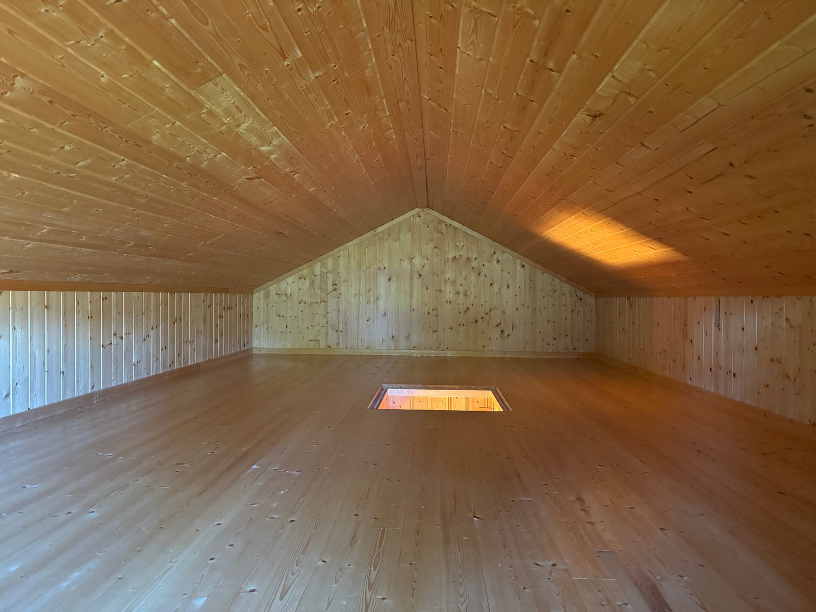 Hems med luke ca midt i rommet. Galleribilde