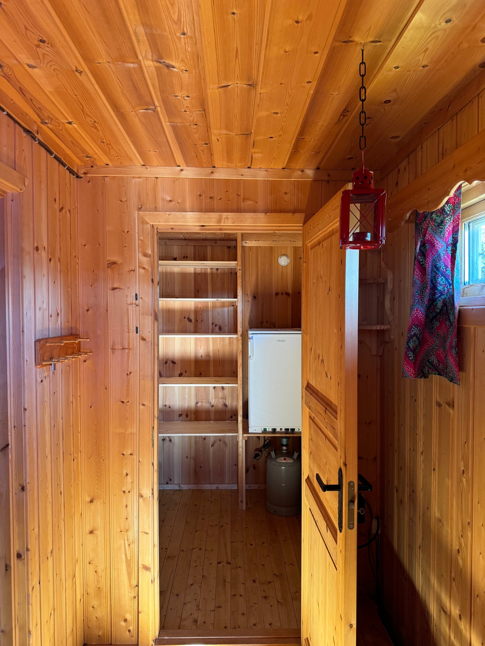 Rommet er brukt som matbod. Også mulighet for annen type bruk. Galleribilde