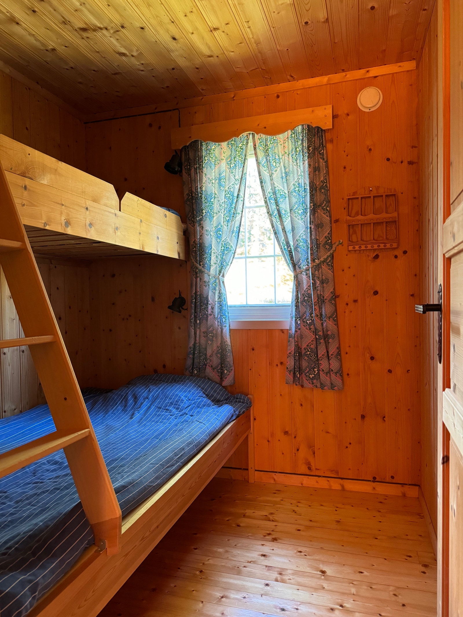 Soverom 3 med køyeseng. Vegg i vegg med lite bad. Galleribilde