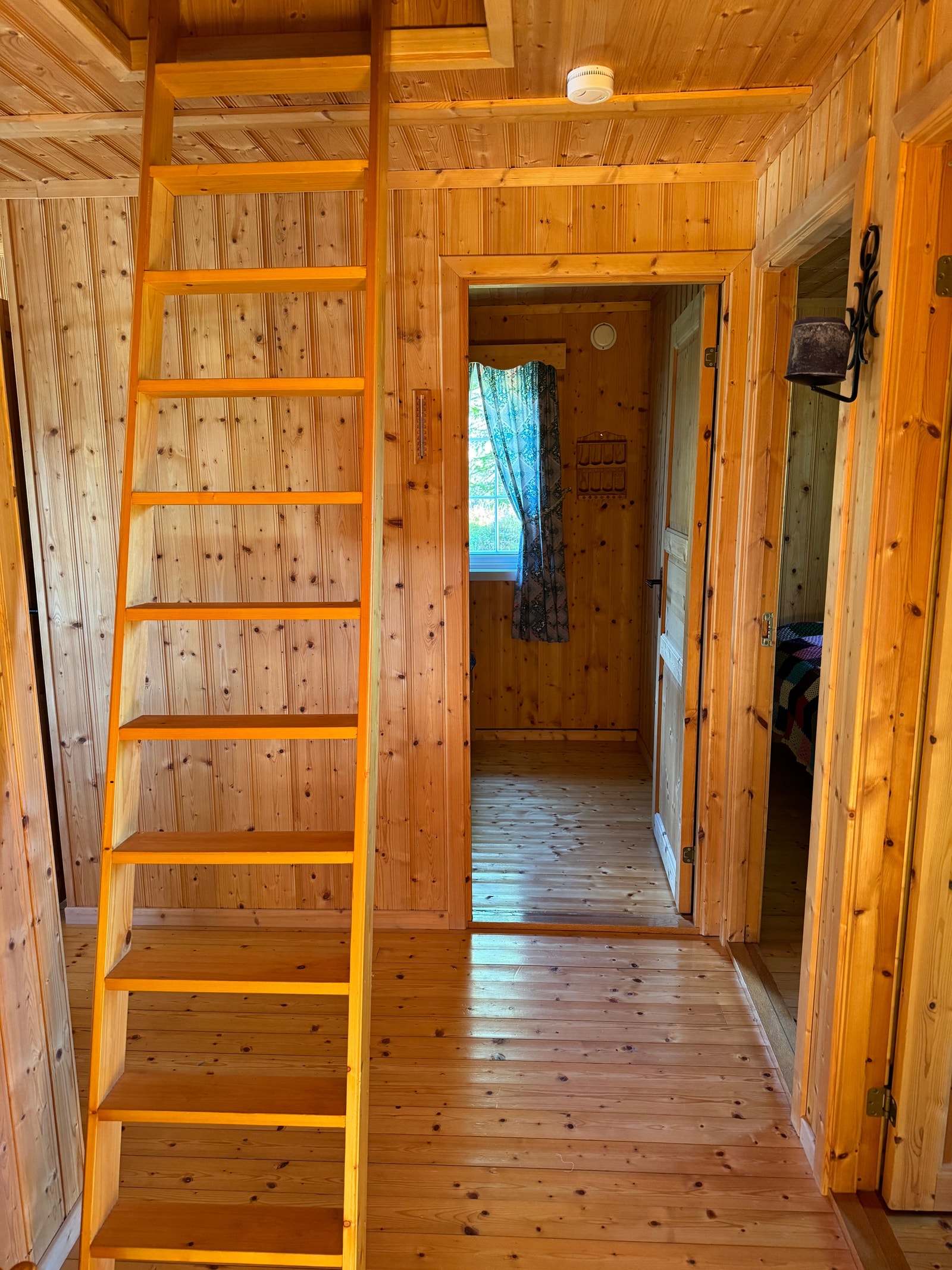 Gang med løs stige til hems, og inngang til 3 soverom. Galleribilde