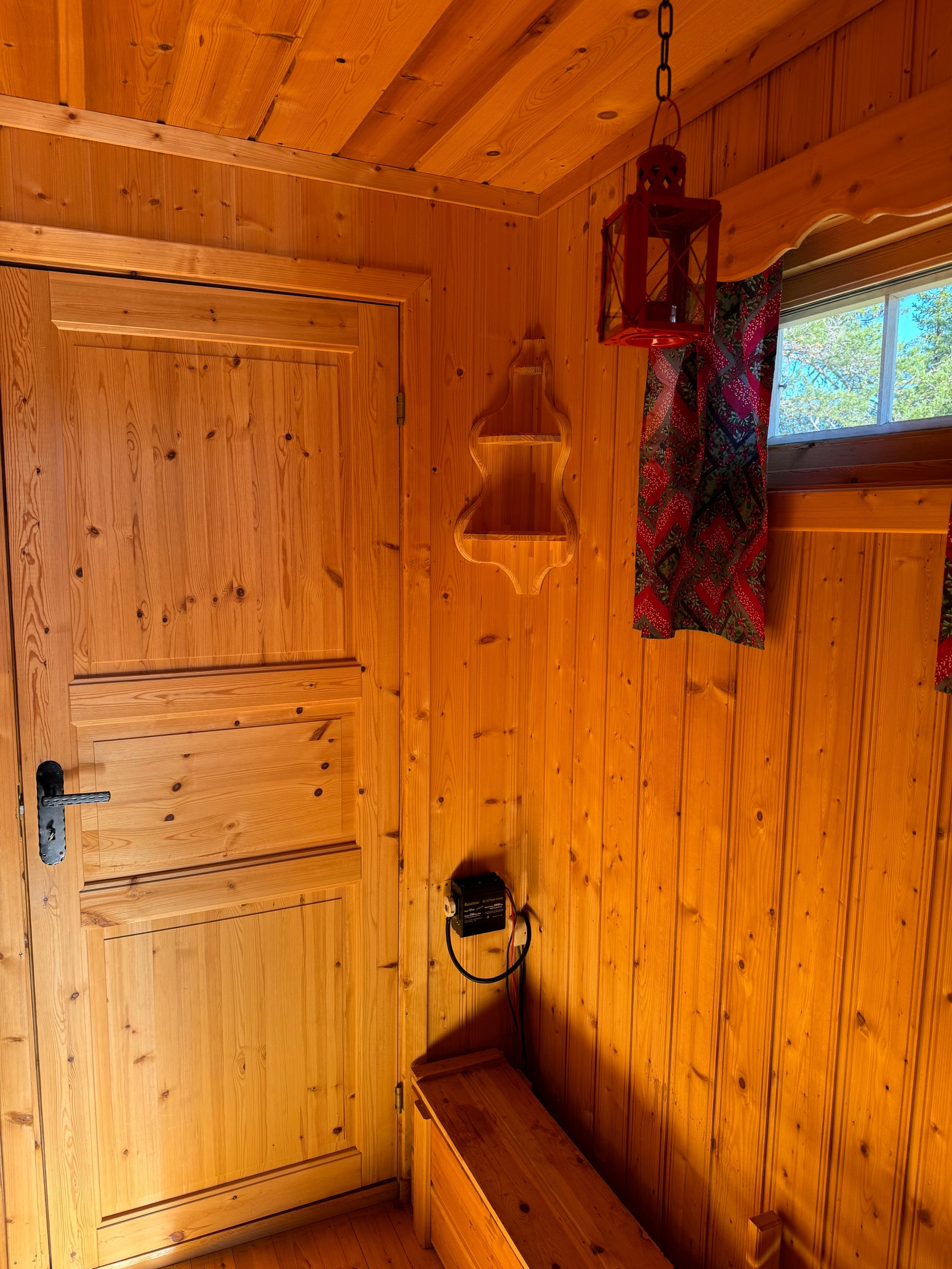 Entre. Dør inn til bod og dør inn i hytta. Galleribilde