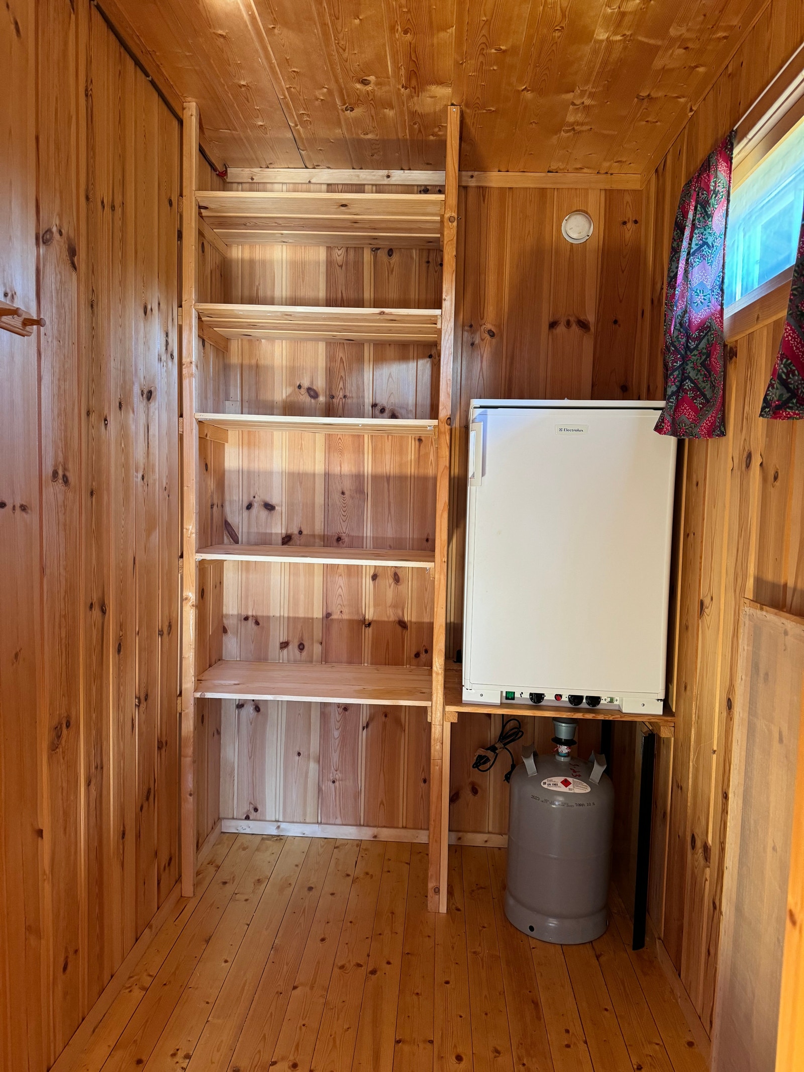 Oppbevaringshyller. Kjøleskap følger ikke med. Galleribilde