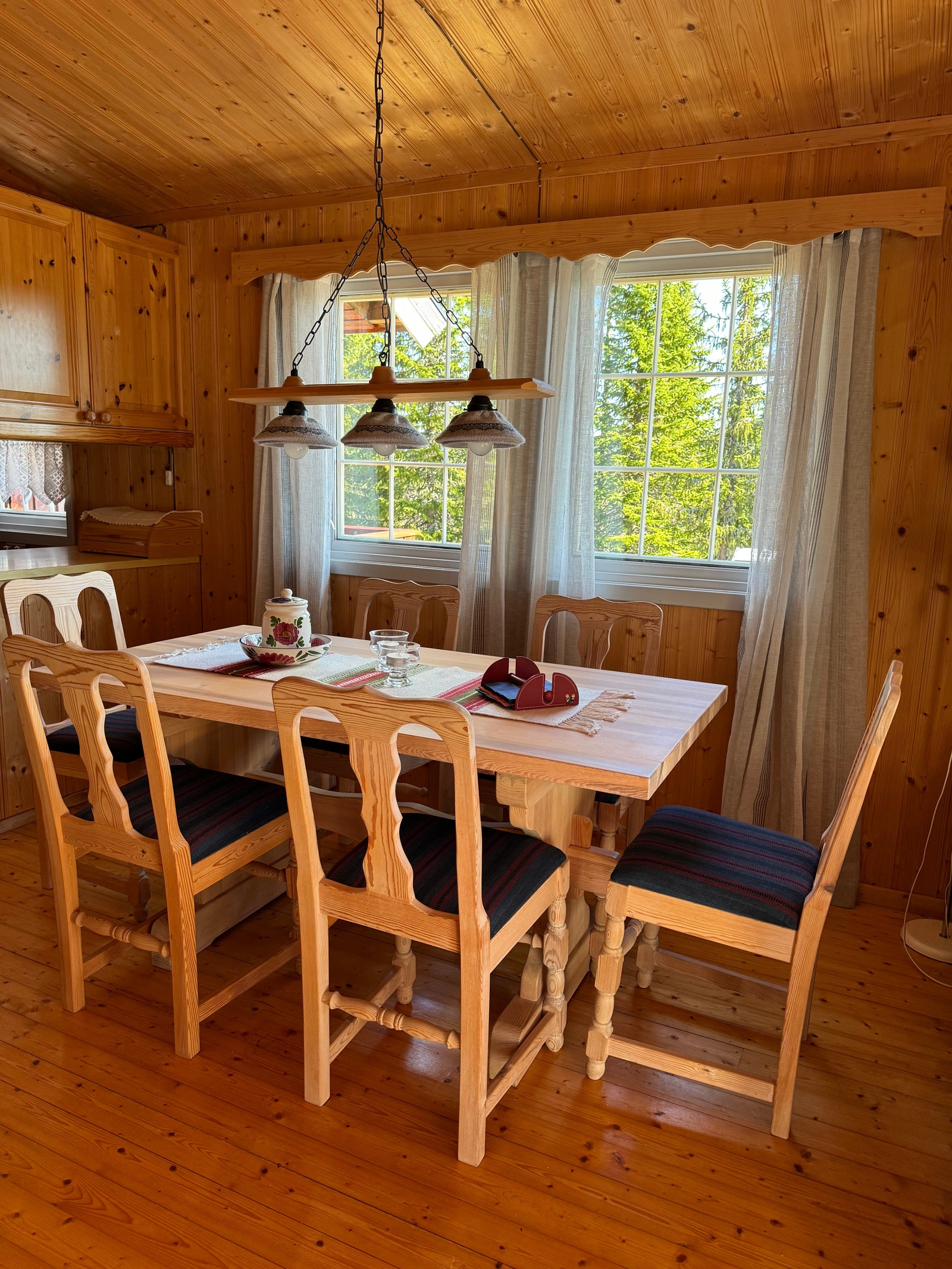 Spisestue. Bord og stoler til 6 følger med hvis ønskelig. Galleribilde