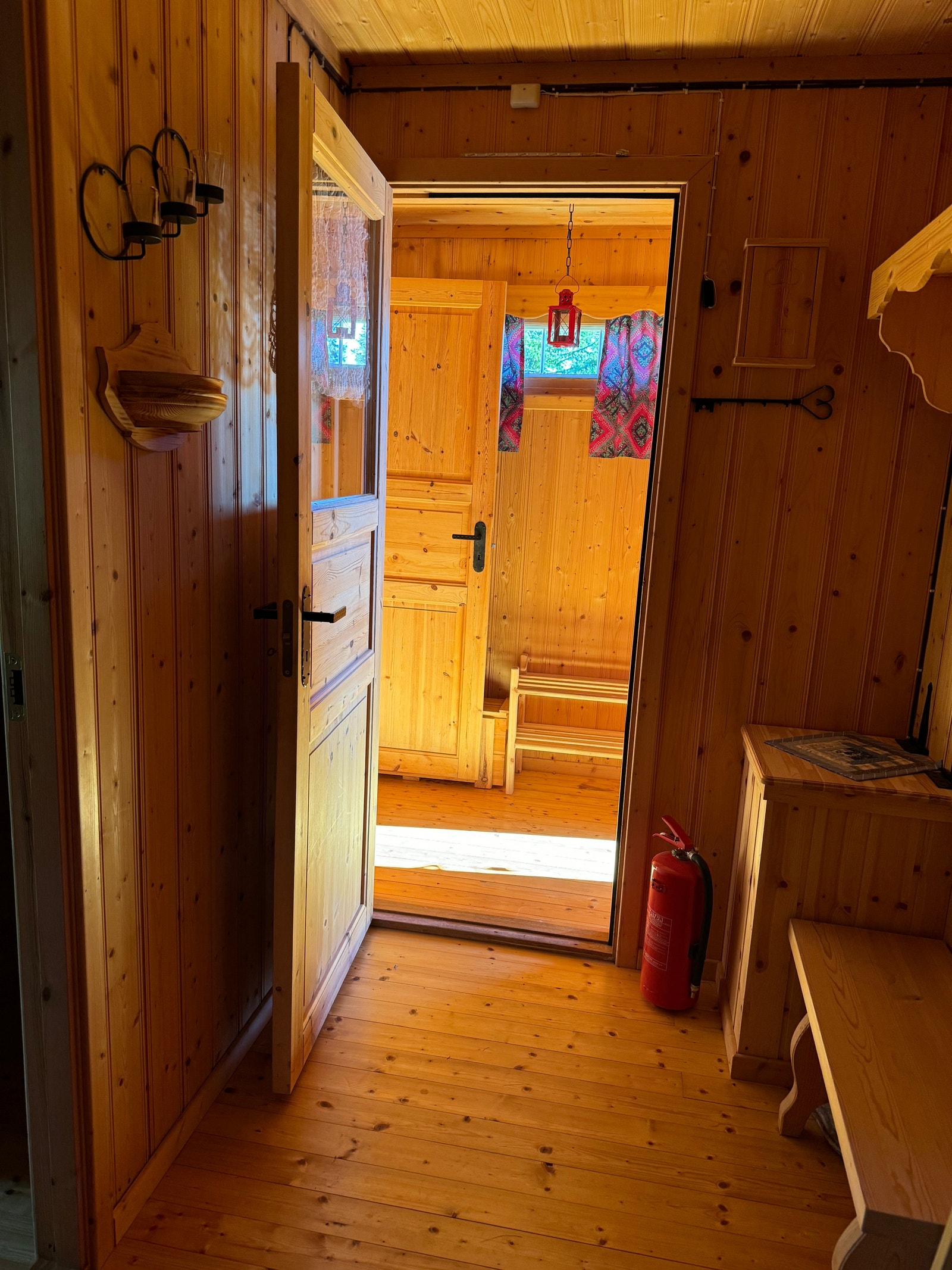 Innergang med utsikt ut mot entre. Galleribilde