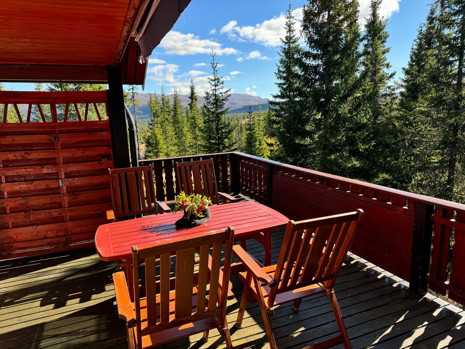 Terrasse med sol til langt mot kvelden. Galleribilde