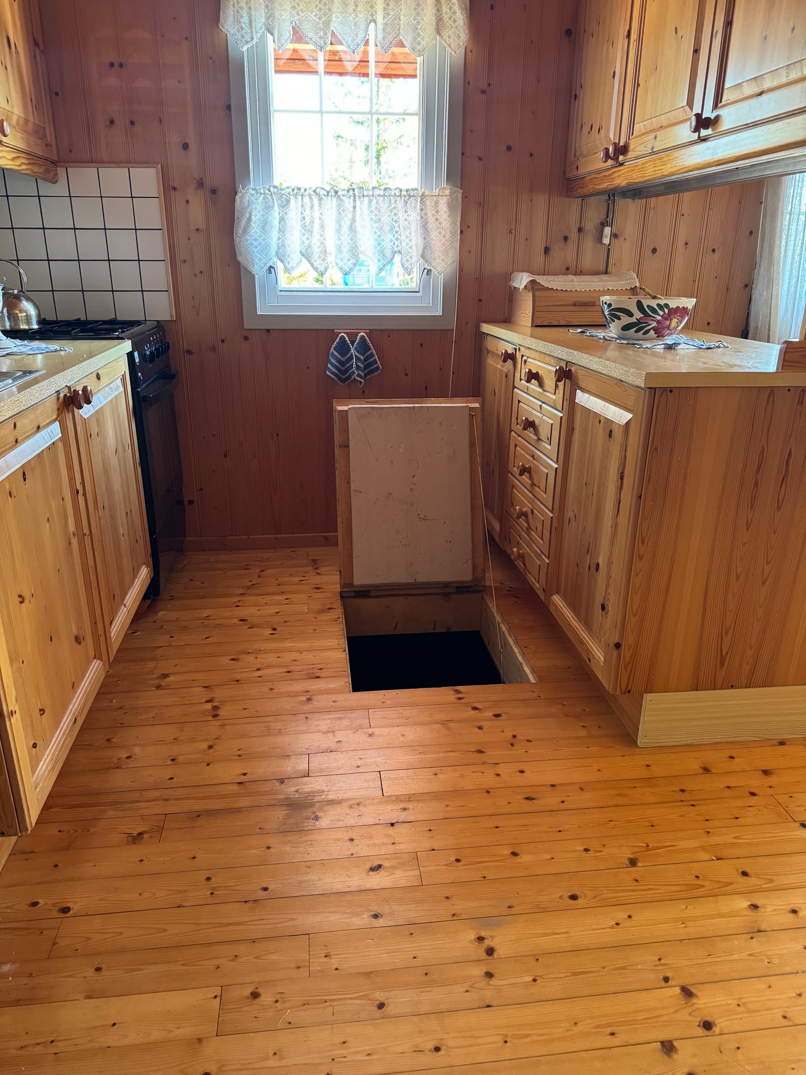 Luke ned til «matkulp». Et lite kjellerrom oppført i leca. Galleribilde