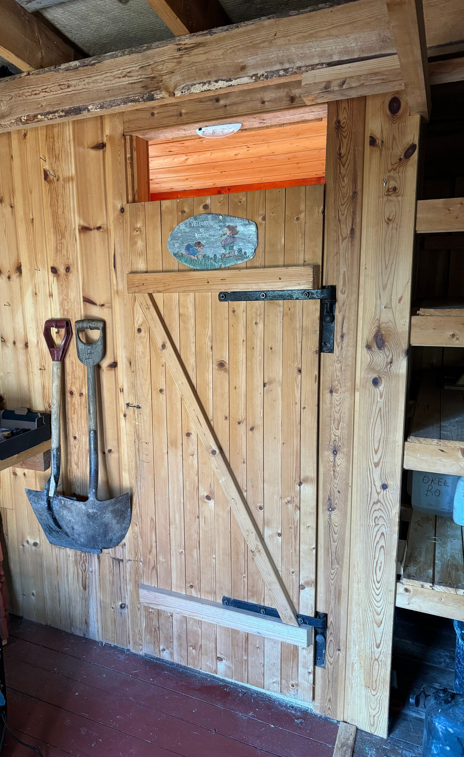 God gammel utedo med stalldør. Galleribilde