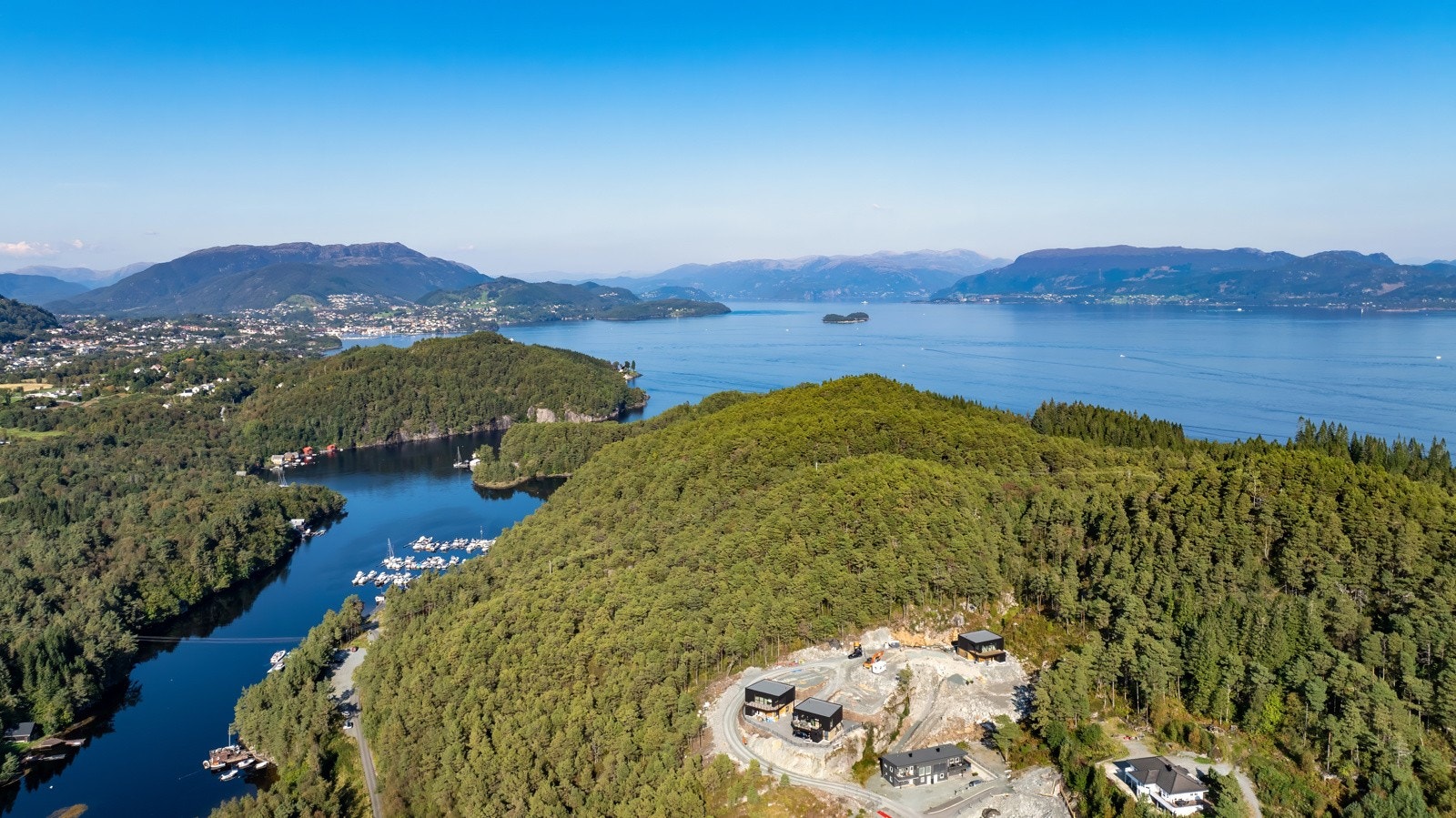 Eiendommen har en svært fin beliggenhet omkranset av vakker natur og med kort vei til sjøen. Galleribilde