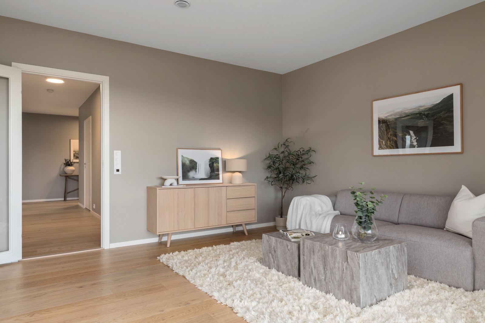 Lekker 1-stavs eikeparkett og listefri utførelse mot tak og vindauge som gir eit moderne uttrykk. Galleribilde