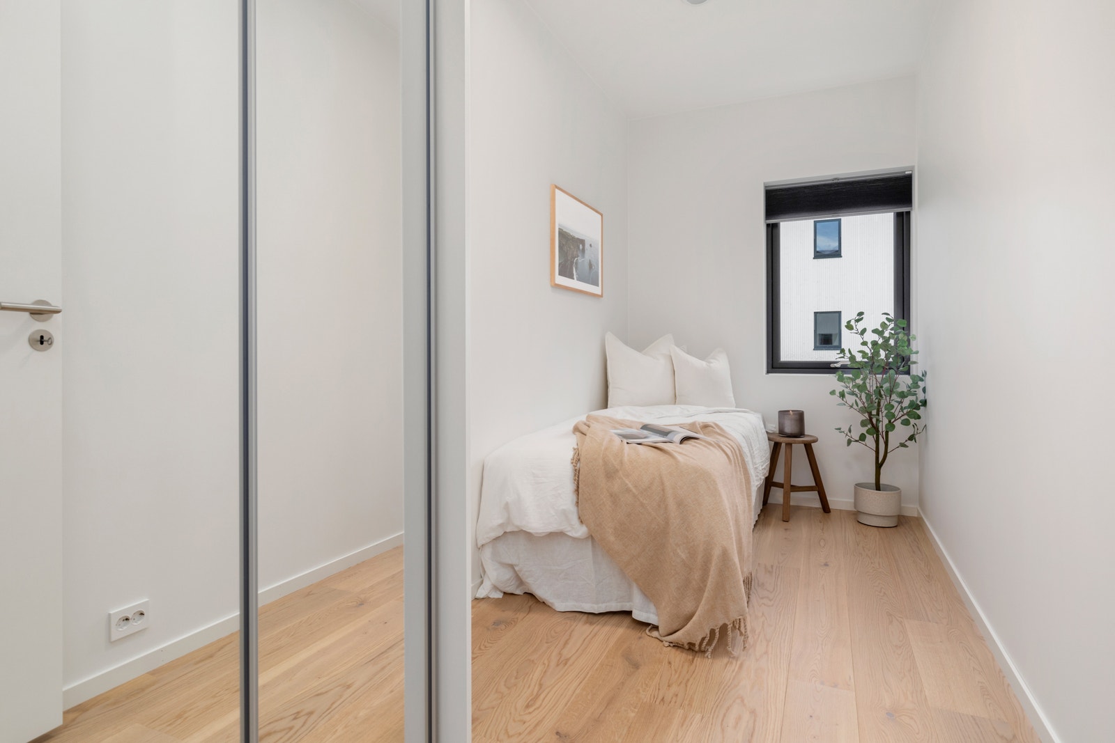 Soverom 2 har fin størrelse, med plass til m.a. seng og skyvedørsgarderobe. Galleribilde